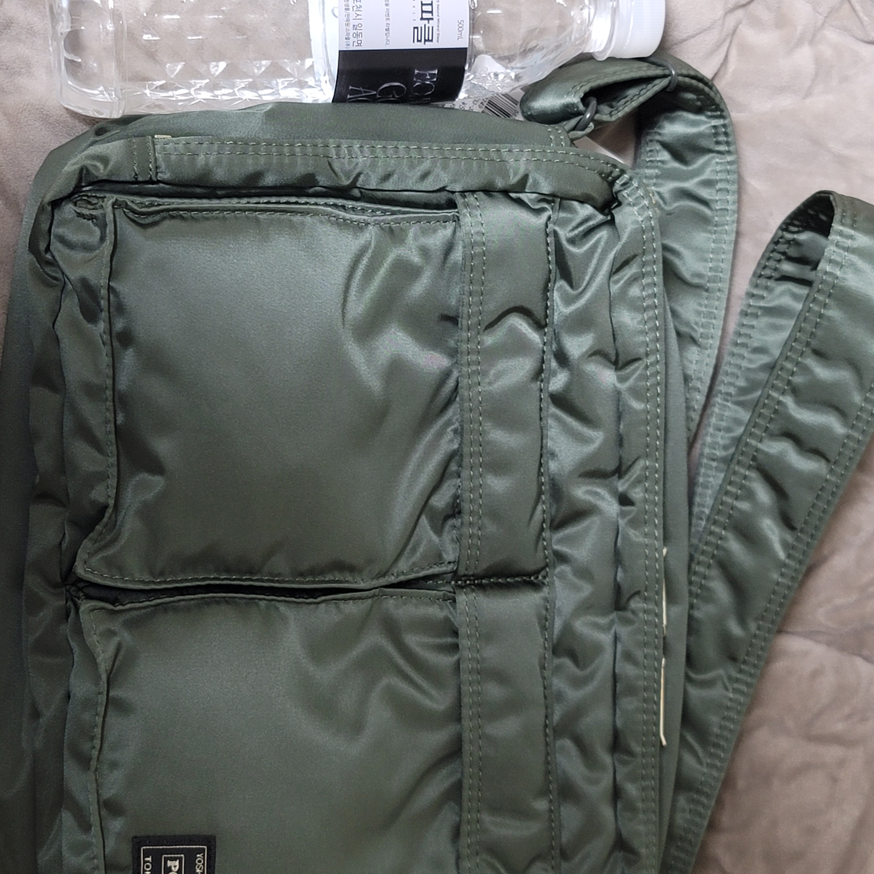 Porter All New Tanker Sling Bag Zip L Sage Green 착용 스타일 - 5