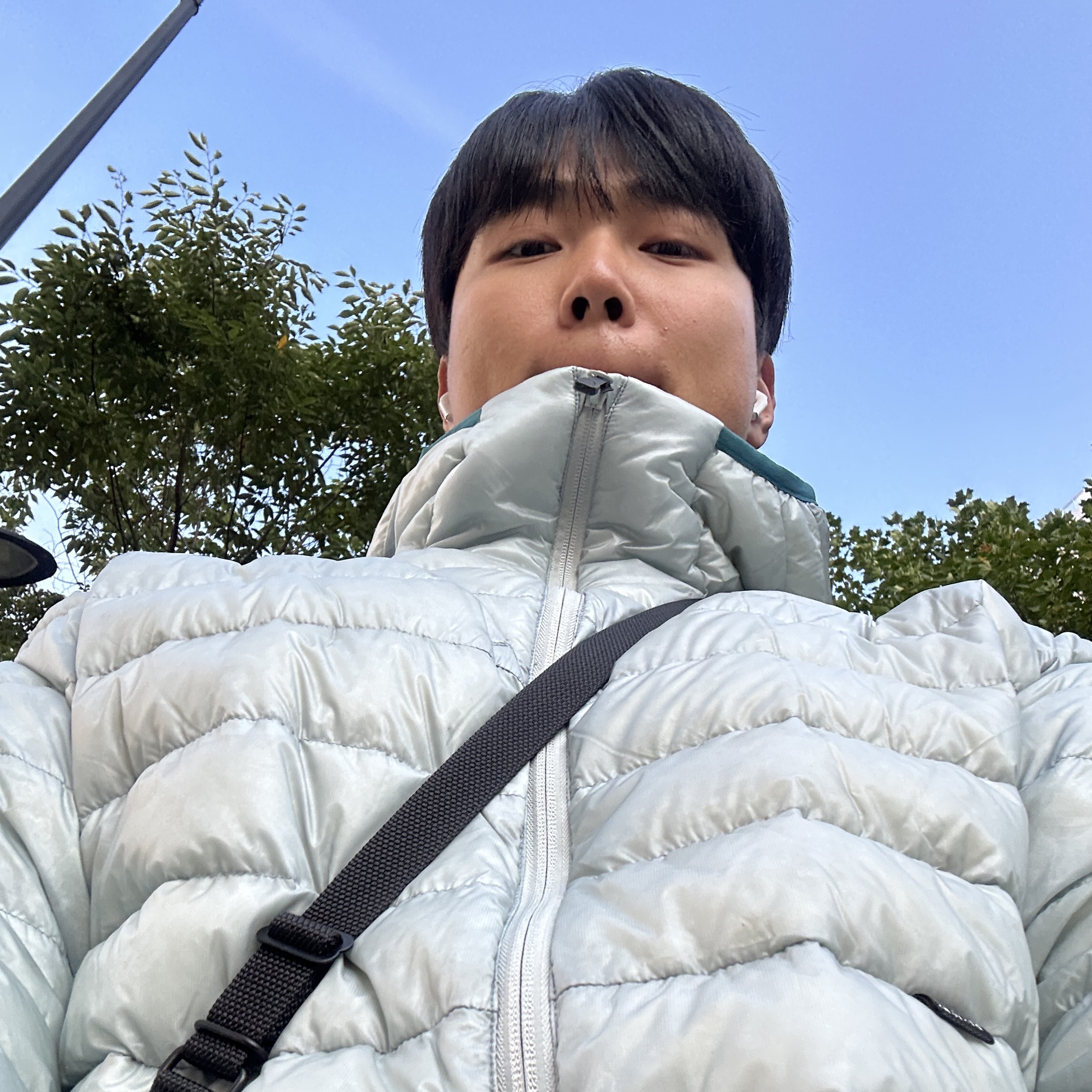 SIERRA DESIGNS Muir Lightweight Goose Down Hooded Jacket Light Grey 착용 스타일