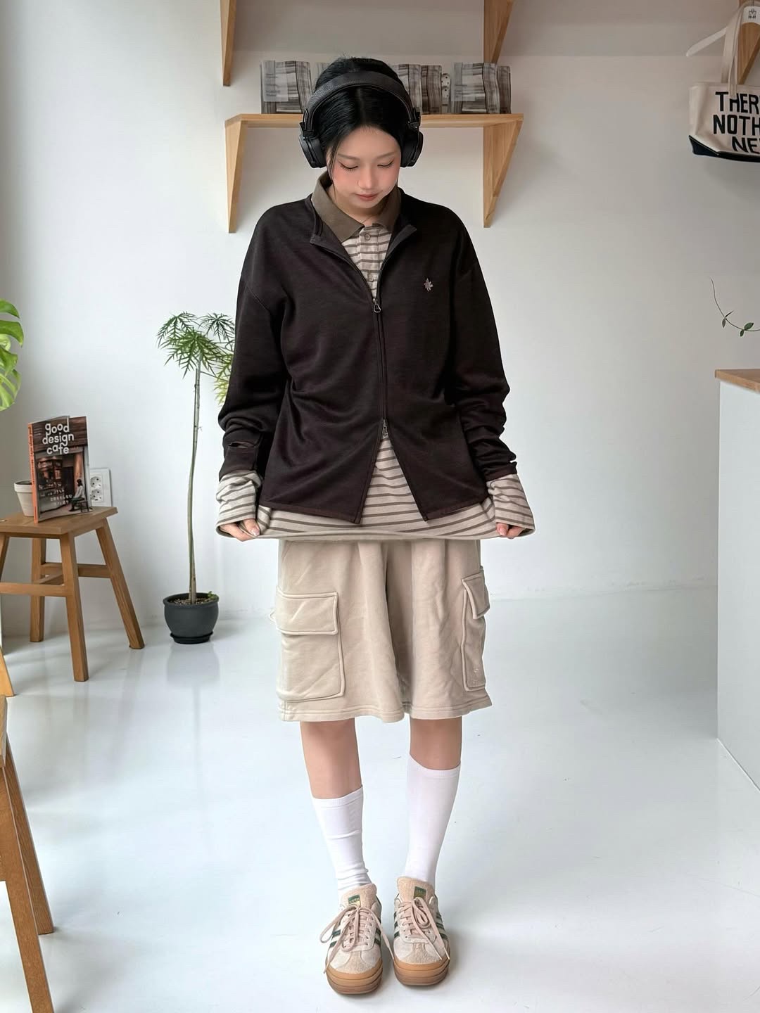 SLOW RECORD HOUSE Round Zip-Up Cardigan Brown 착용 스타일 - 5