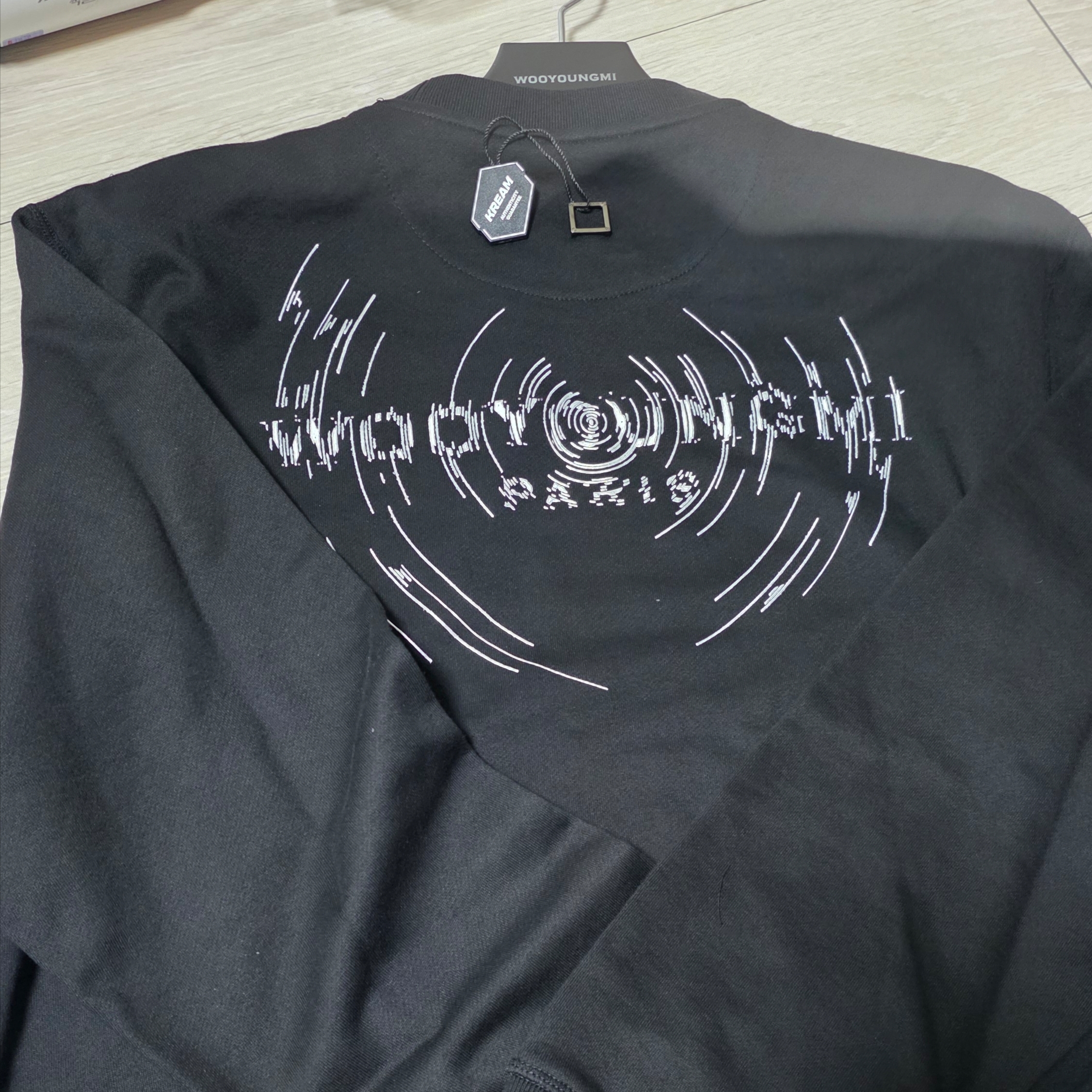Wooyoungmi Wave Graphic Back Logo Sweatshirt Black - 24FW 착용 스타일
