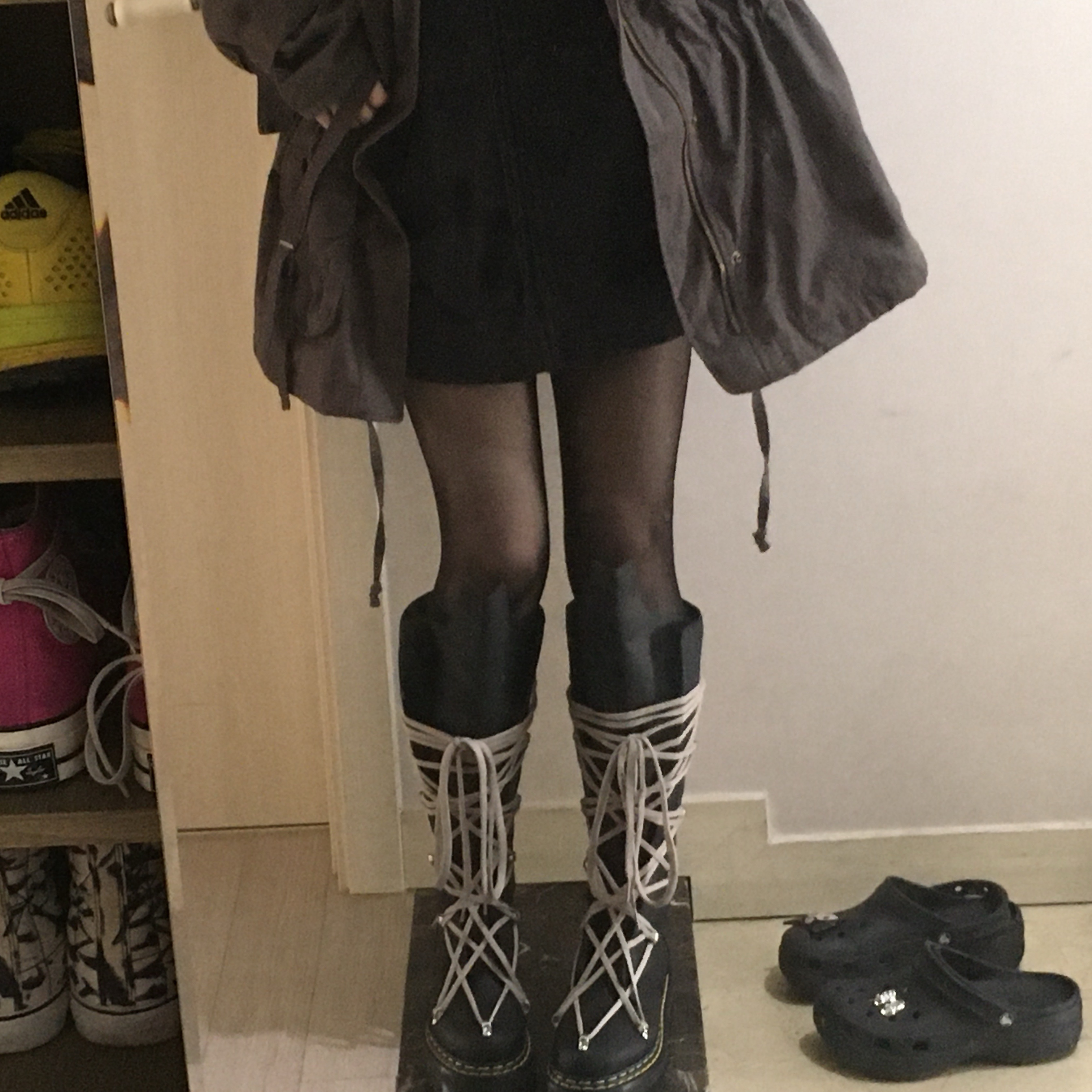 Dr. Martens x Rick Owens 1B60 Quad Sole Pentalace Boots Black 착용 스타일 - 4