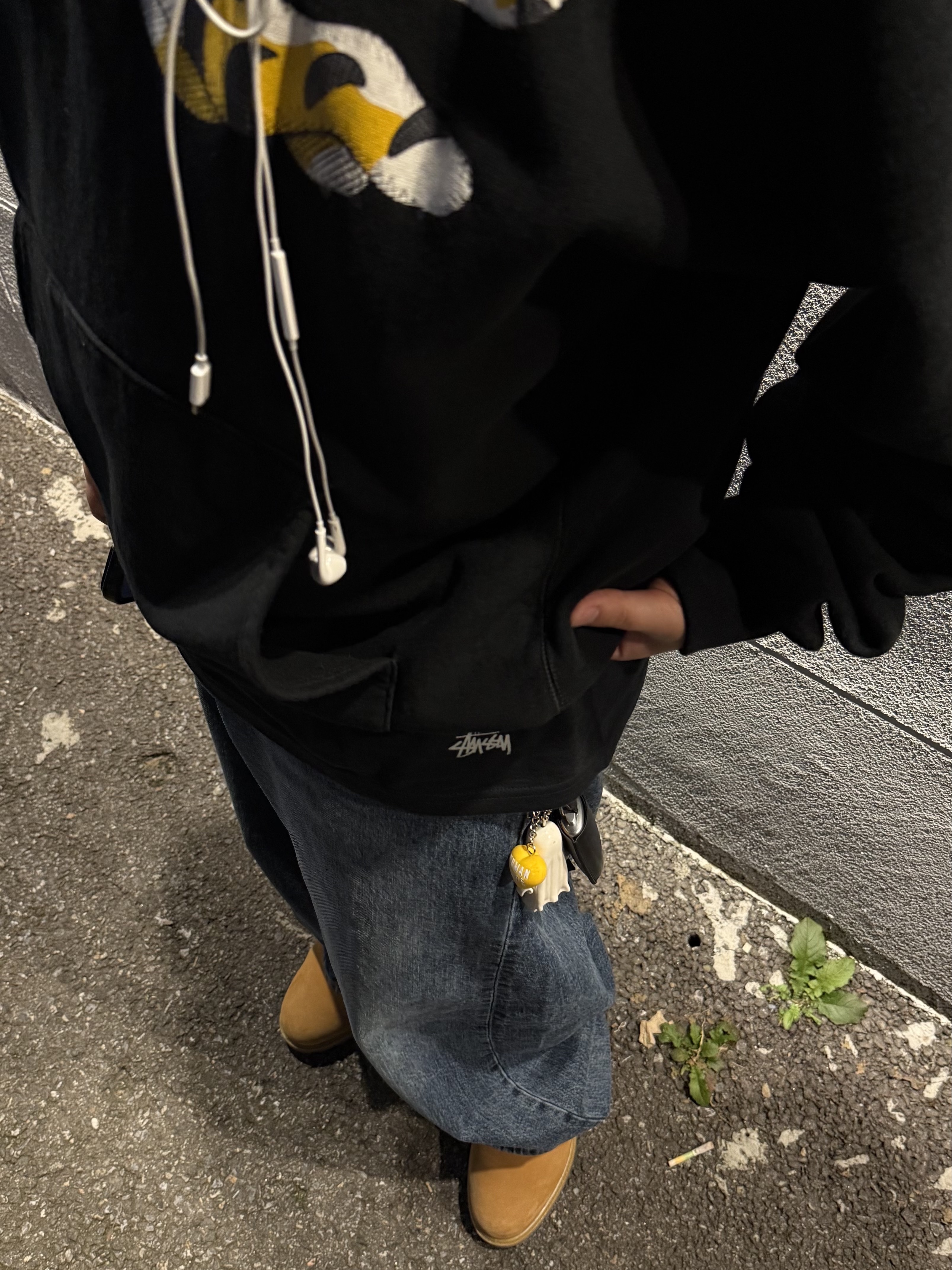Human Made x Kaws Hoodie #2 Black, Human Made Heart Rubber Key Chain Yellow 착용 스타일 - 2