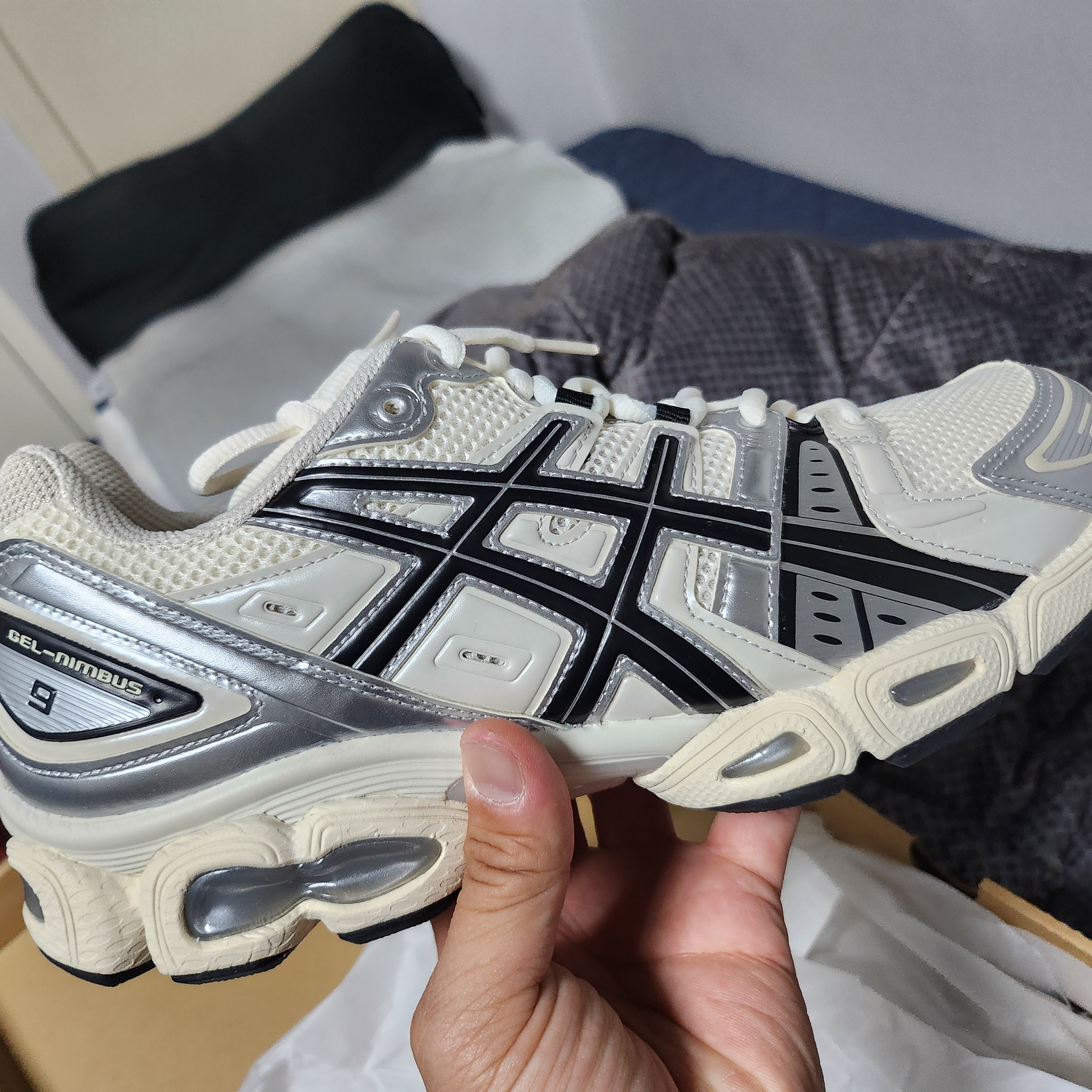 Asics Gel-Nimbus 9 Cream Black 착용 스타일 - 1