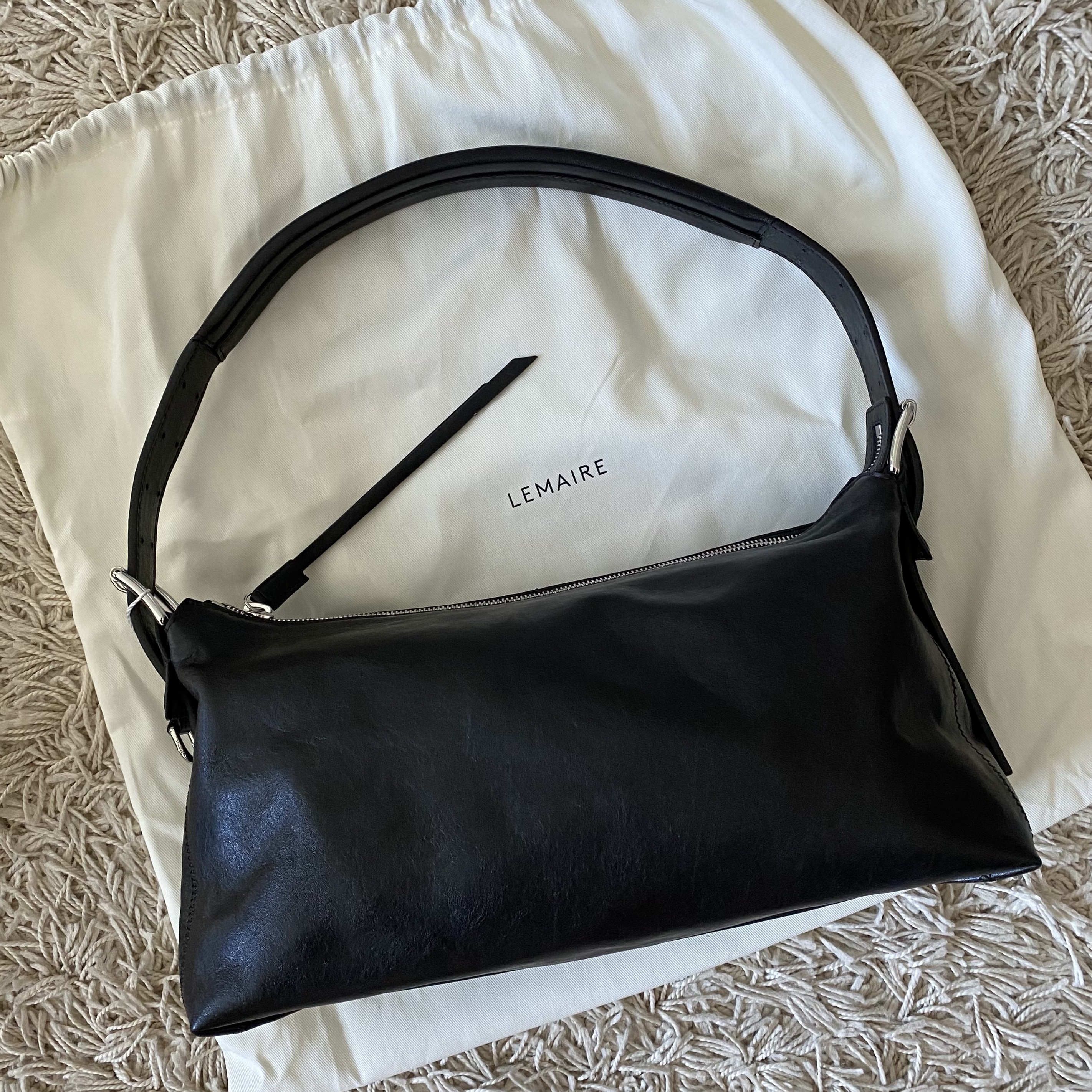 Lemaire Belted Leather Baguette Bag Dark Chocolate 착용 스타일