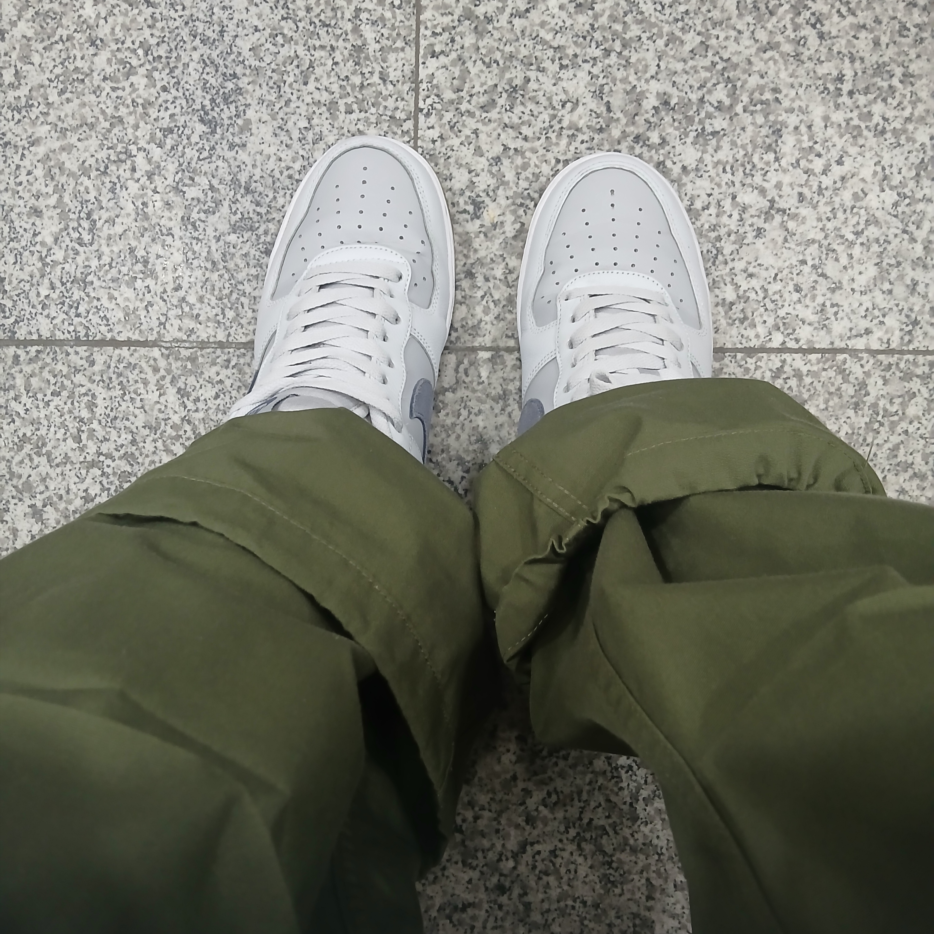 Nike Air Force 1 '07 LV8 Wolf Grey Light Carbon 착용 스타일