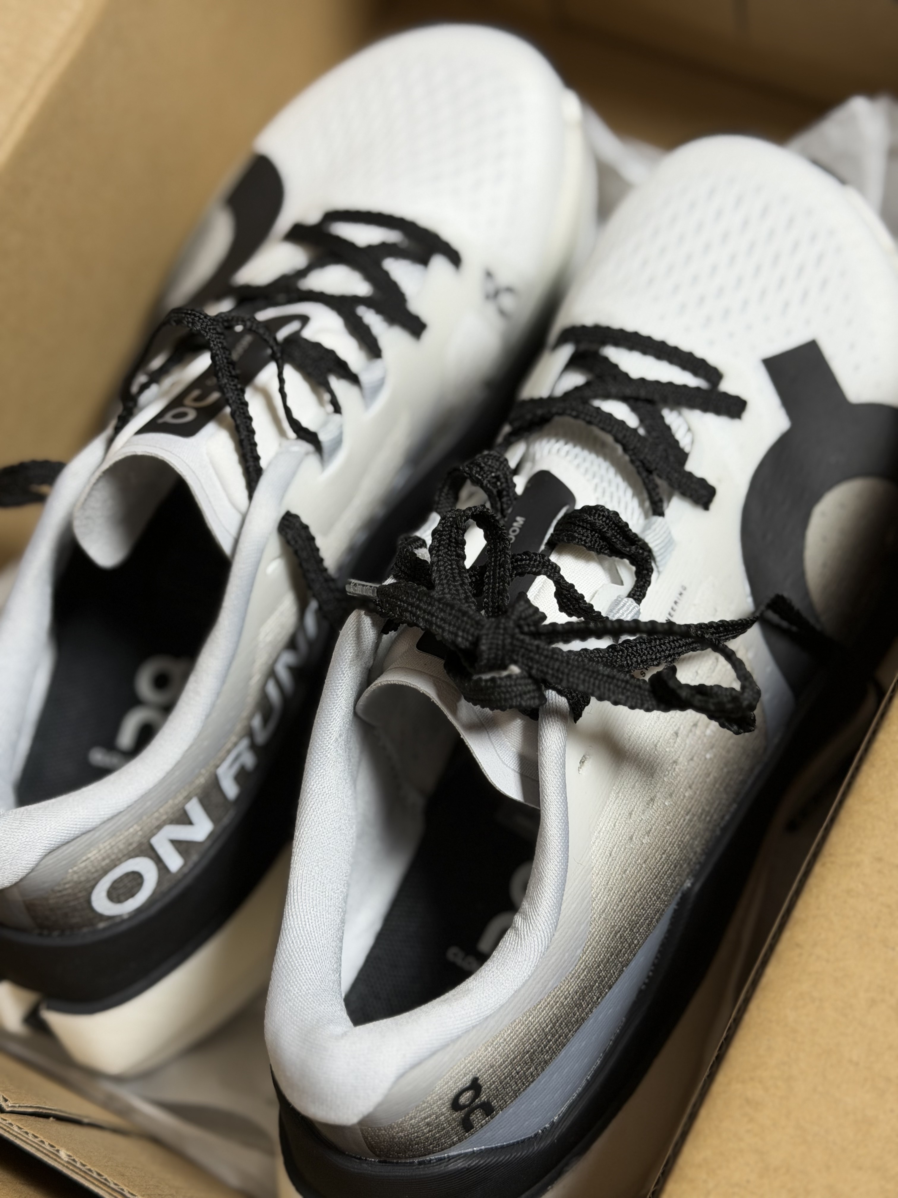 (W) On Running Cloudboom Max White Black 착용 스타일 - 2
