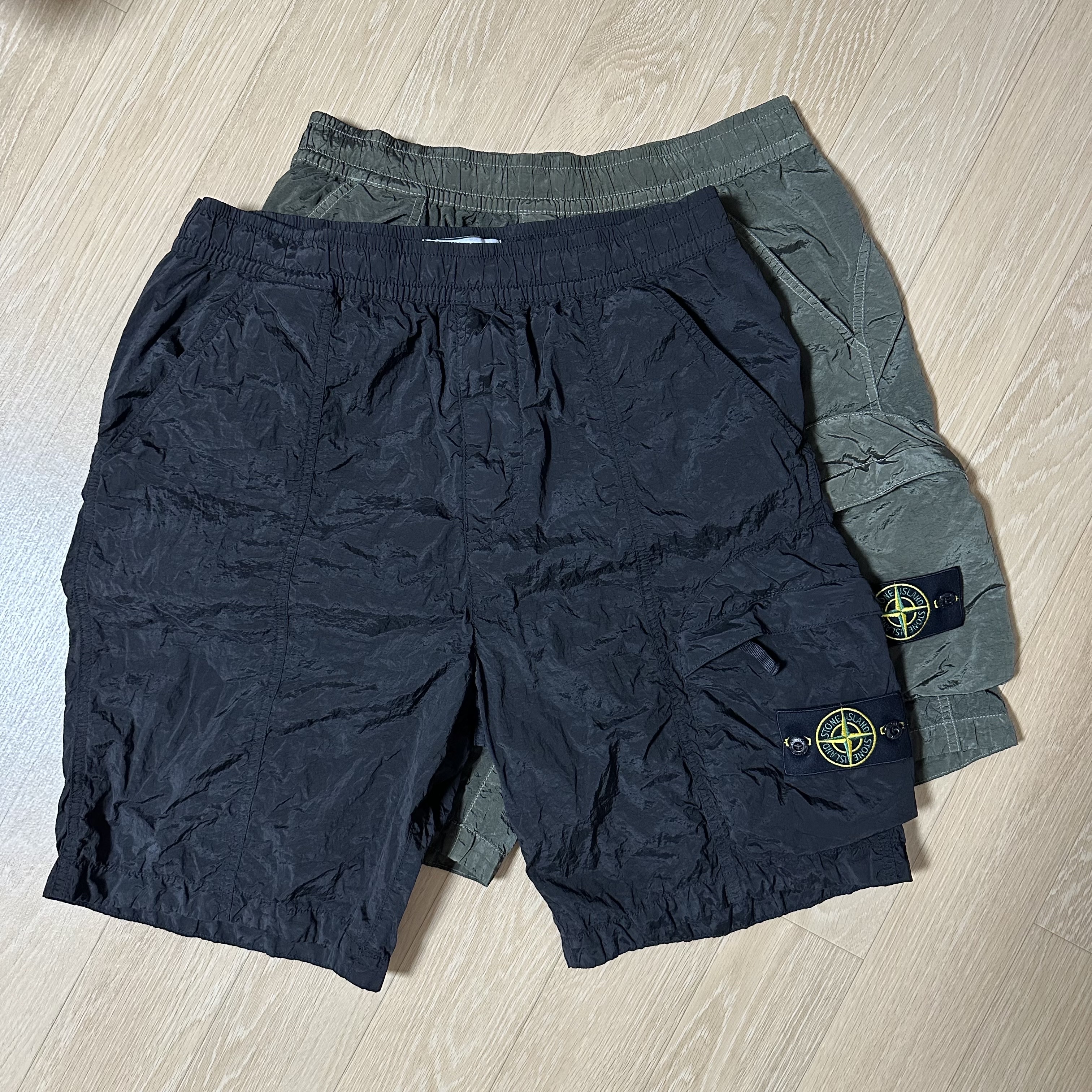 Stone Island L100007 Nylon Metal in Econyl Comfort Fit Cargo Bermuda Shorts with Elasticated Waistband Black - 25SS, Stone Island L100007 Nylon Metal in Econyl Comfort Fit Cargo Bermuda Shorts with Elasticated Waistband Military Green - 25SS 착용 스타일