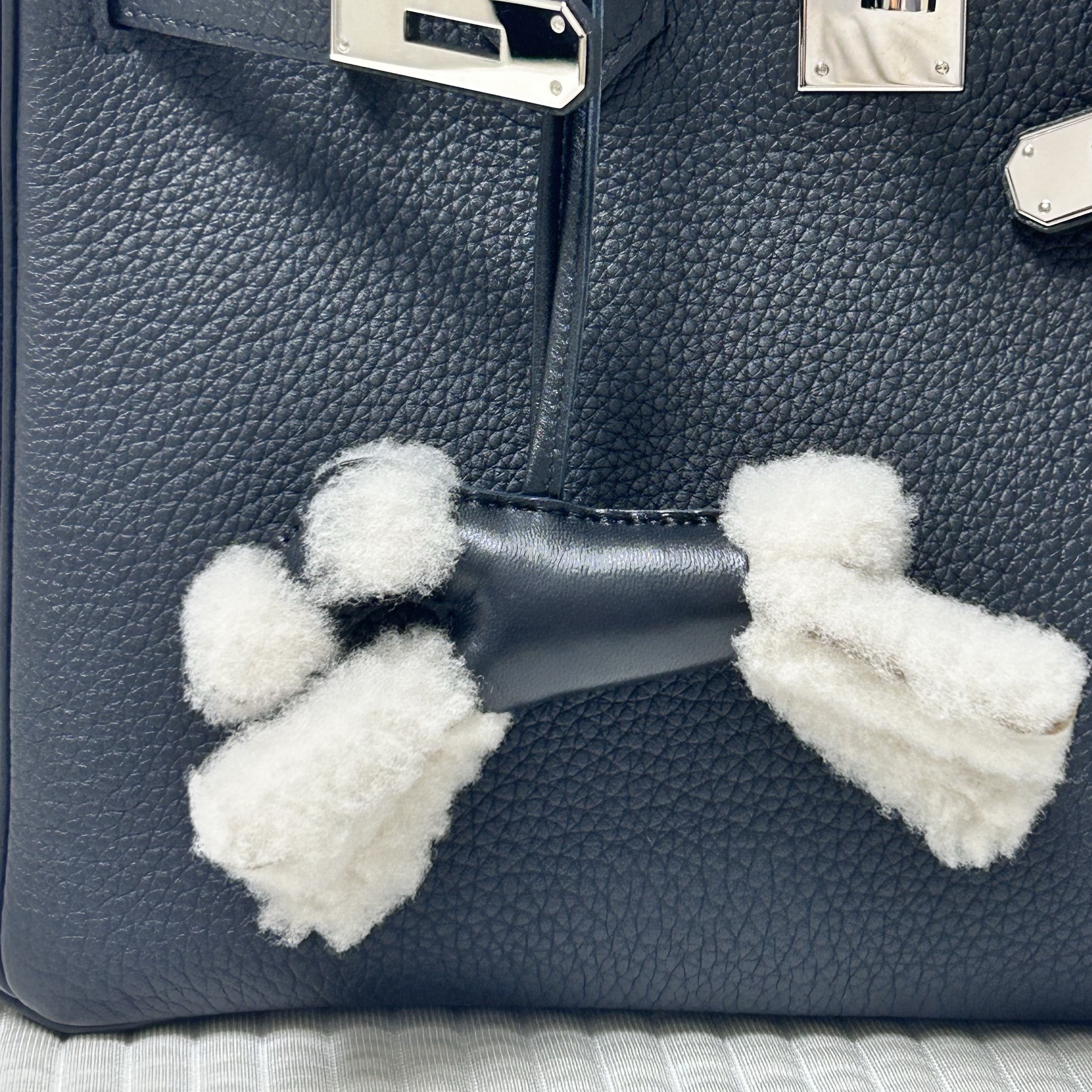 Hermes Budy Charm Merino Wool Milo & Ecru Noir 착용 스타일