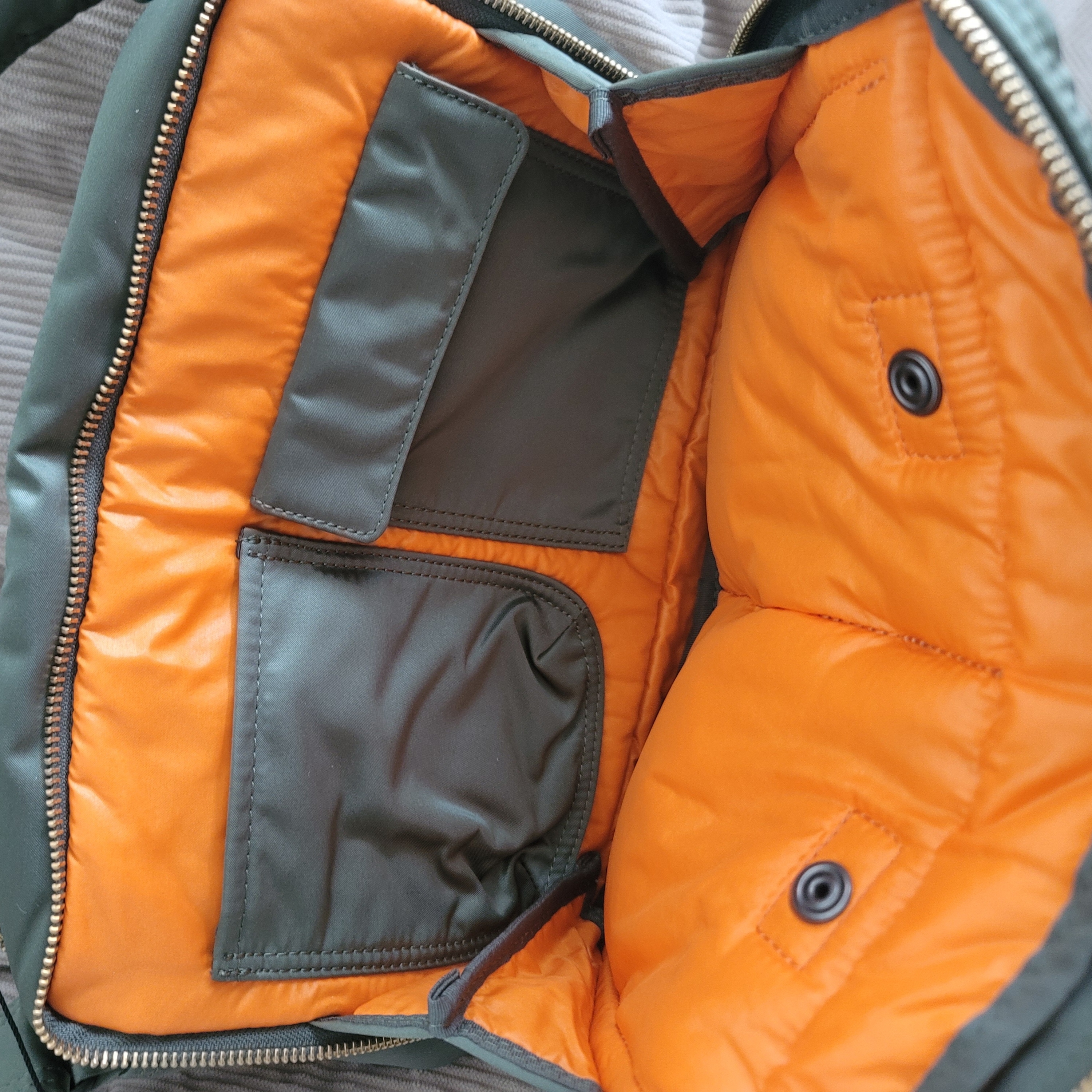 Porter All New Tanker Sling Bag Zip L Sage Green 착용 스타일 - 2