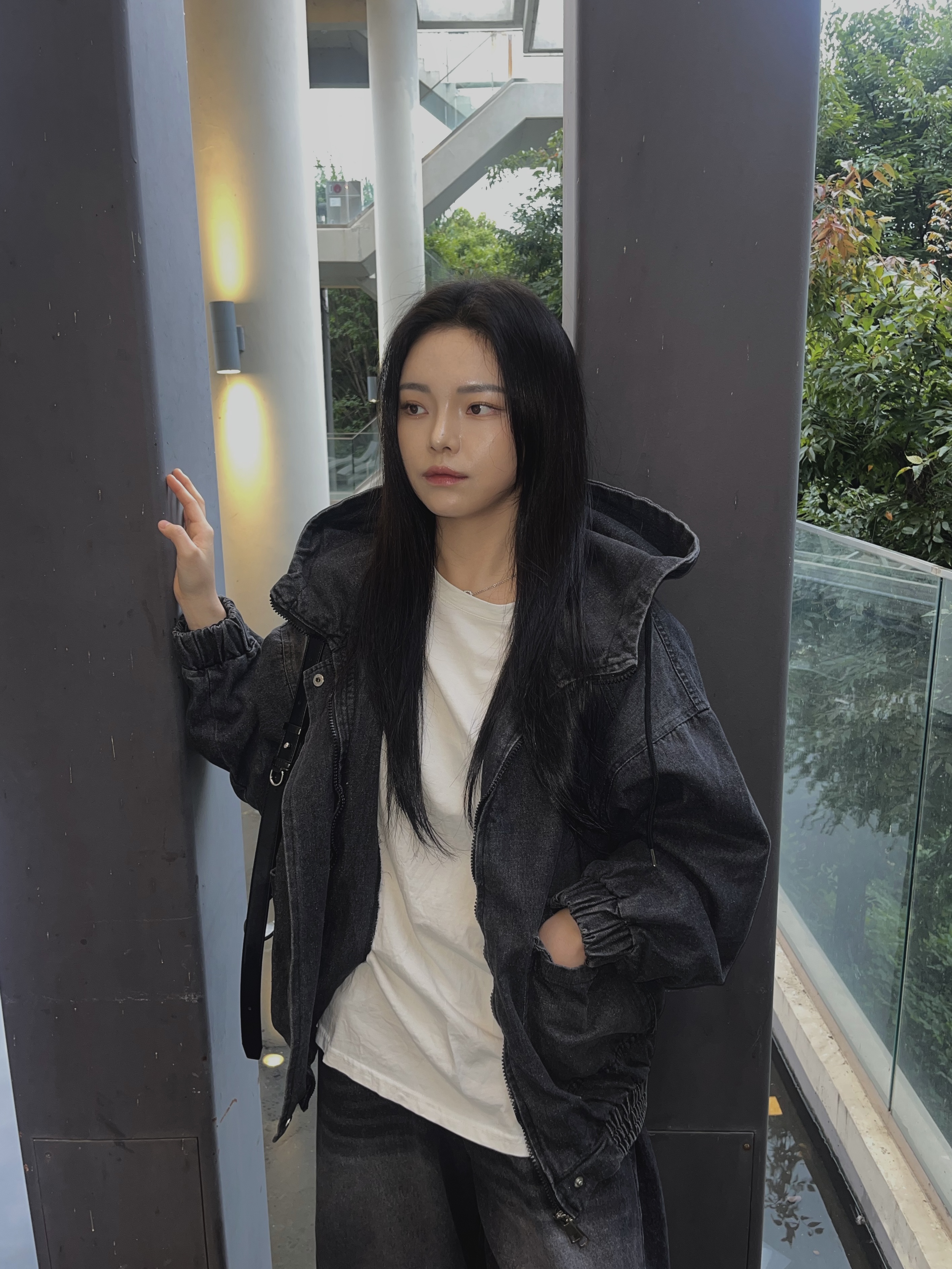 Matin Kim Half Shirring Ribbon Round Bag Black, Balenciaga Circuit Sneaker White Silver 착용 스타일 - 3