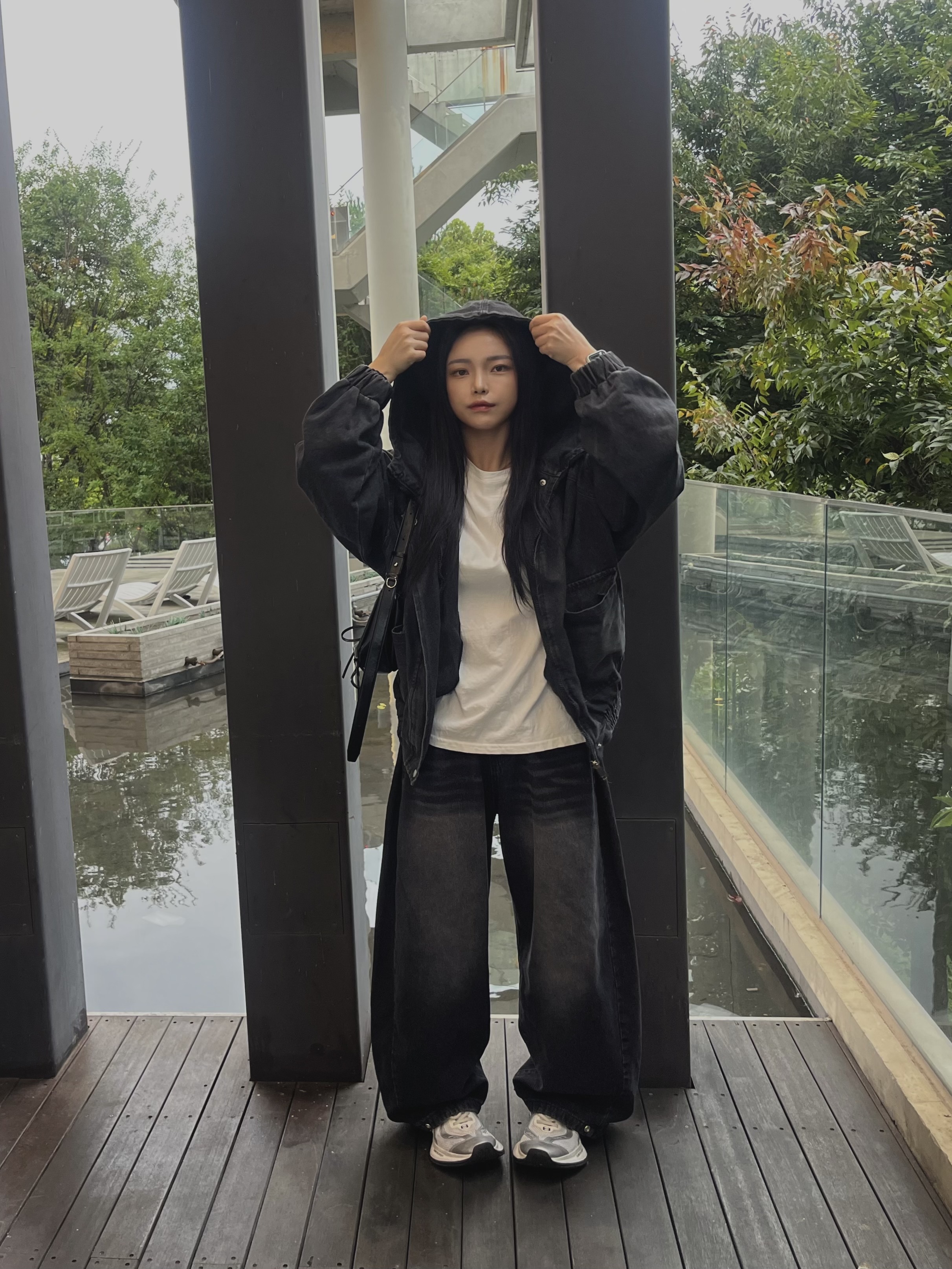 Matin Kim Half Shirring Ribbon Round Bag Black, Balenciaga Circuit Sneaker White Silver 착용 스타일 - 4