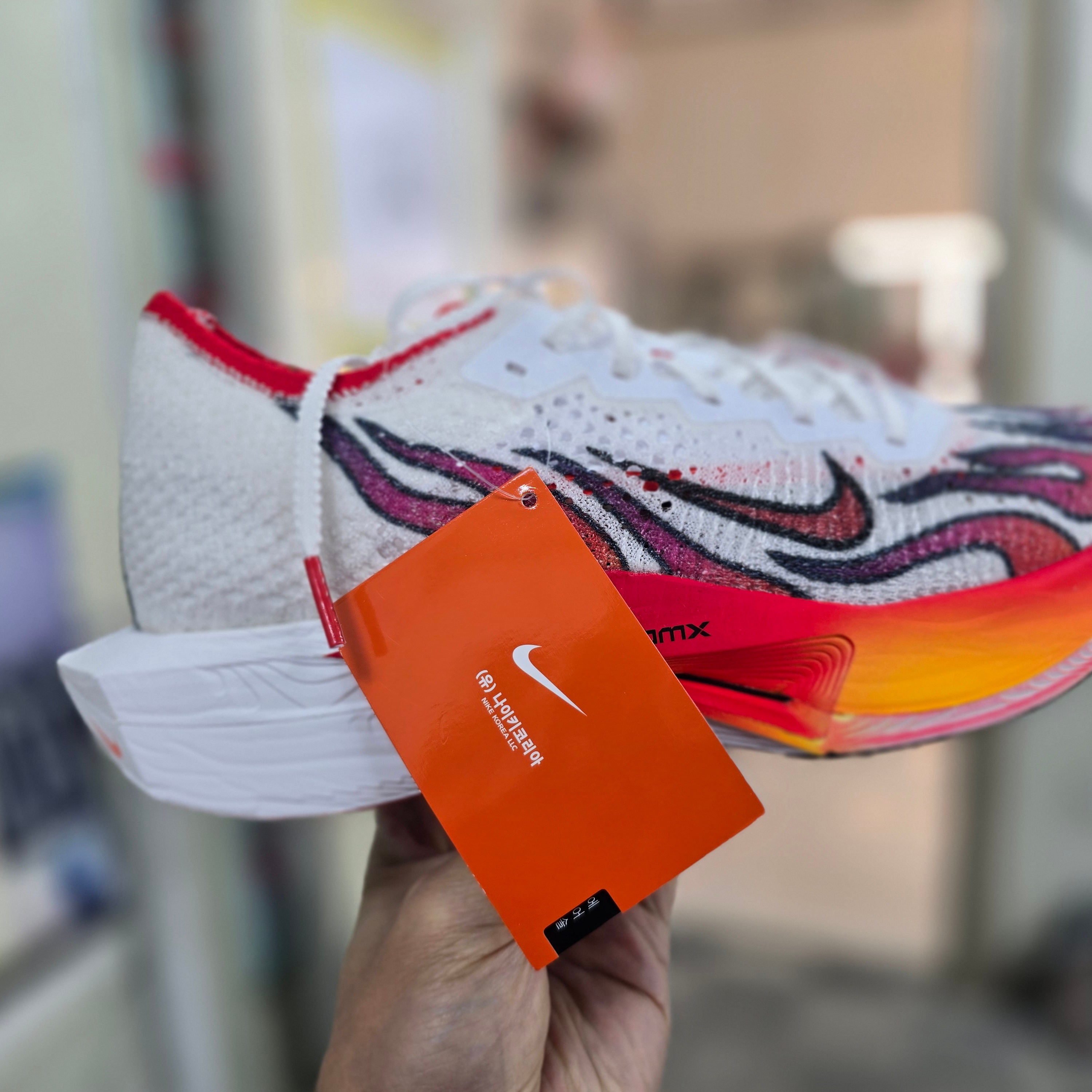 Nike ZoomX Vaporfly Next% 3 PRM White Habanero Red 착용 스타일 - 1