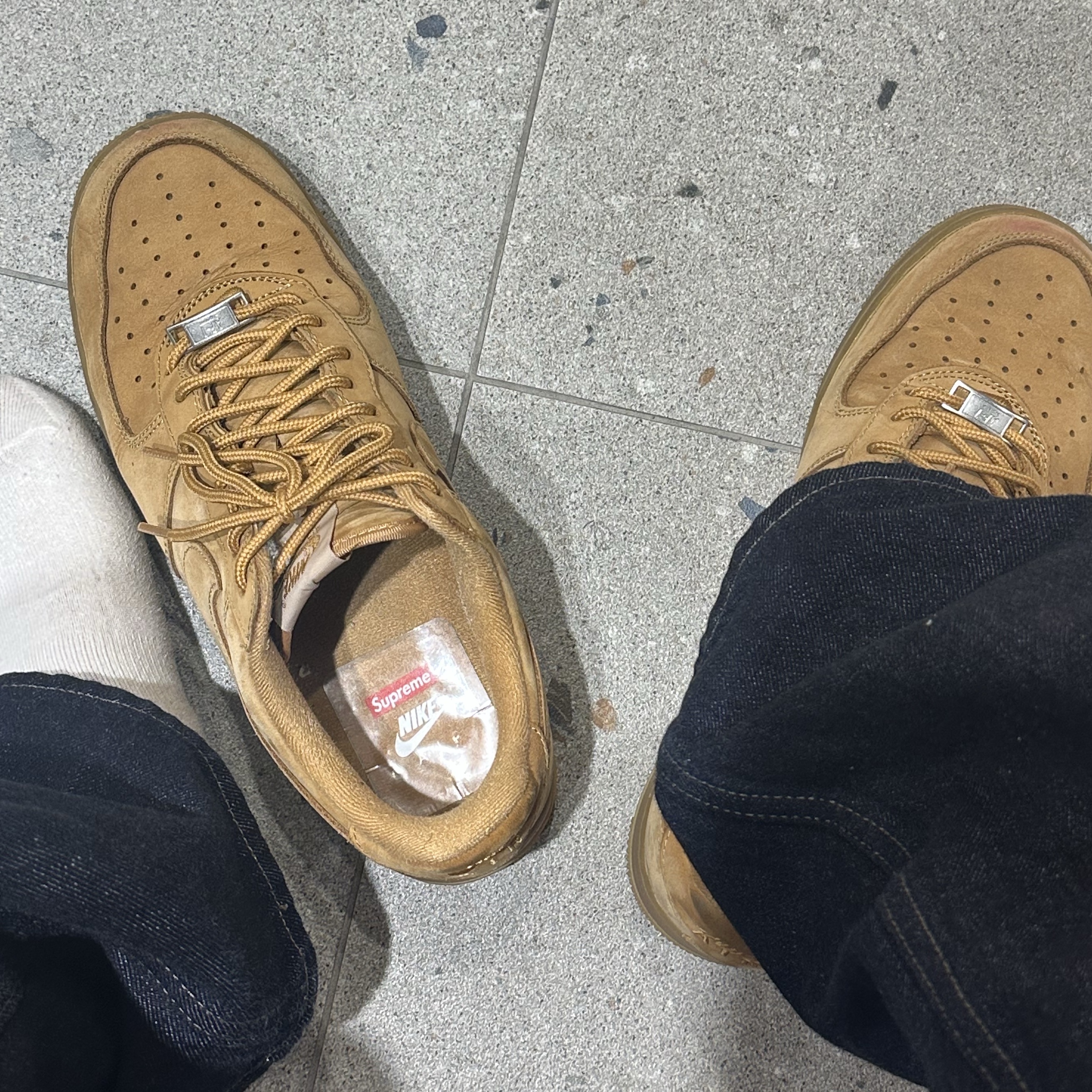 Nike x Supreme Air Force 1 Low Flax 착용 스타일
