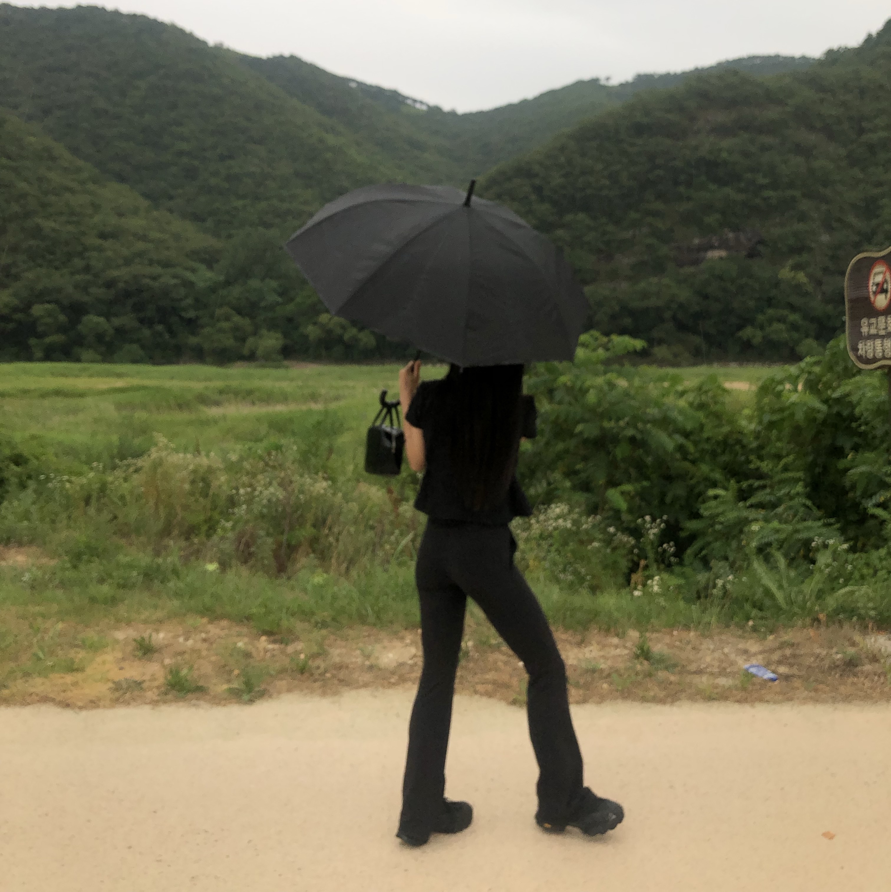 Roa Hiking Katharina Black, Comme des Garcons Square No.1 Aoyama Bag Black 착용 스타일 - 2