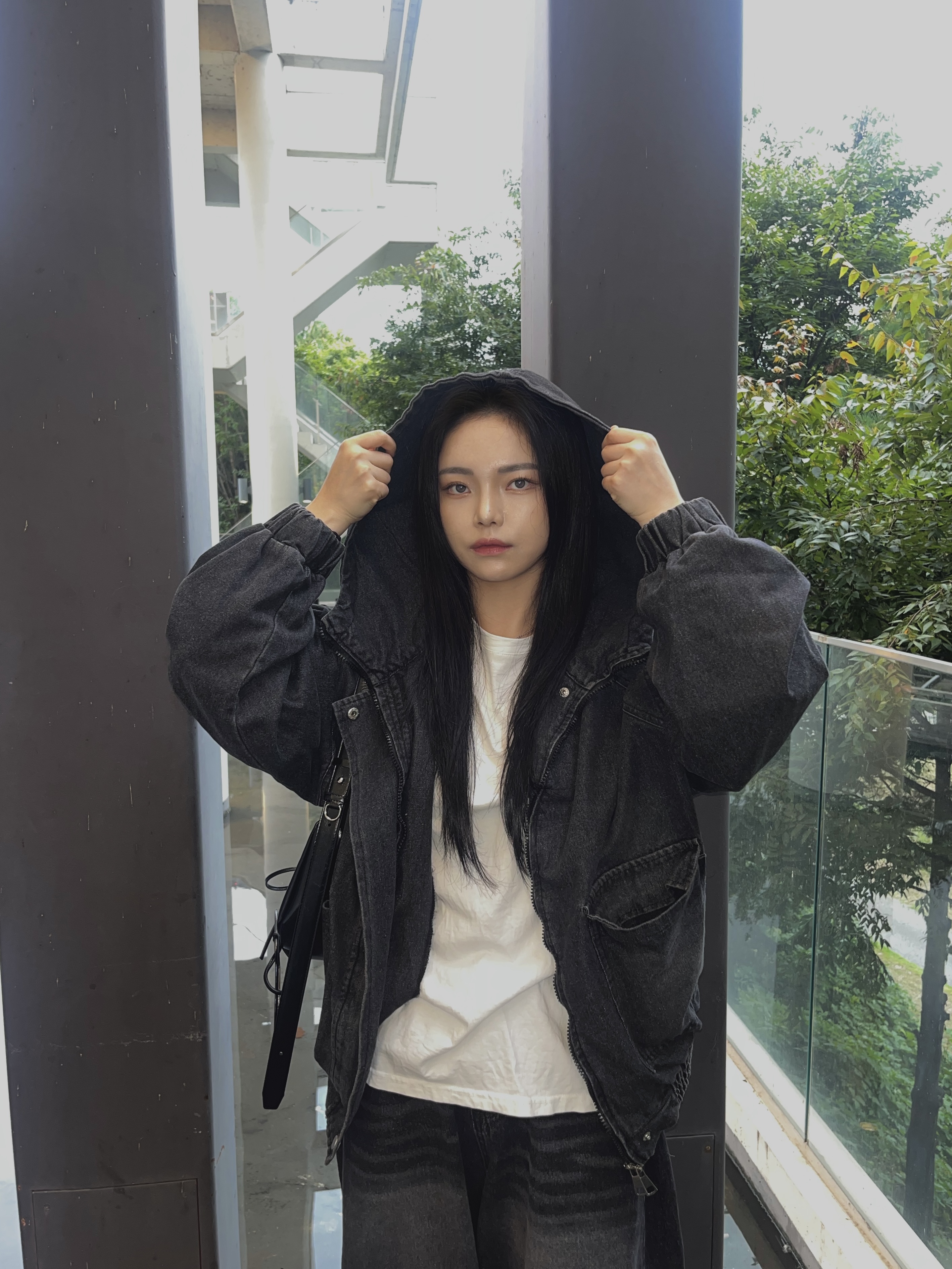 Matin Kim Half Shirring Ribbon Round Bag Black, Balenciaga Circuit Sneaker White Silver 착용 스타일 - 6