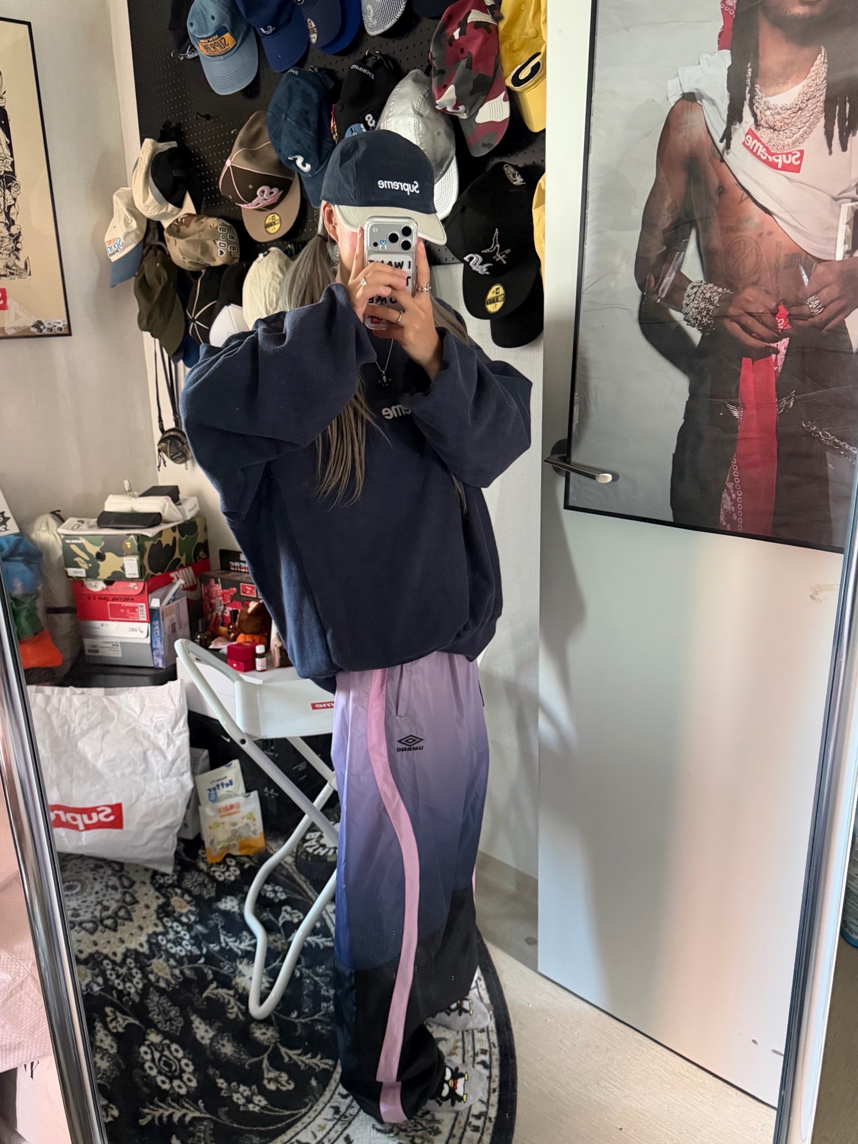 Supreme x Umbro Gradient Track Pant Pink - 25FW, Supreme Washed Box Logo Crewneck Navy - 25SS 착용 스타일 - 2