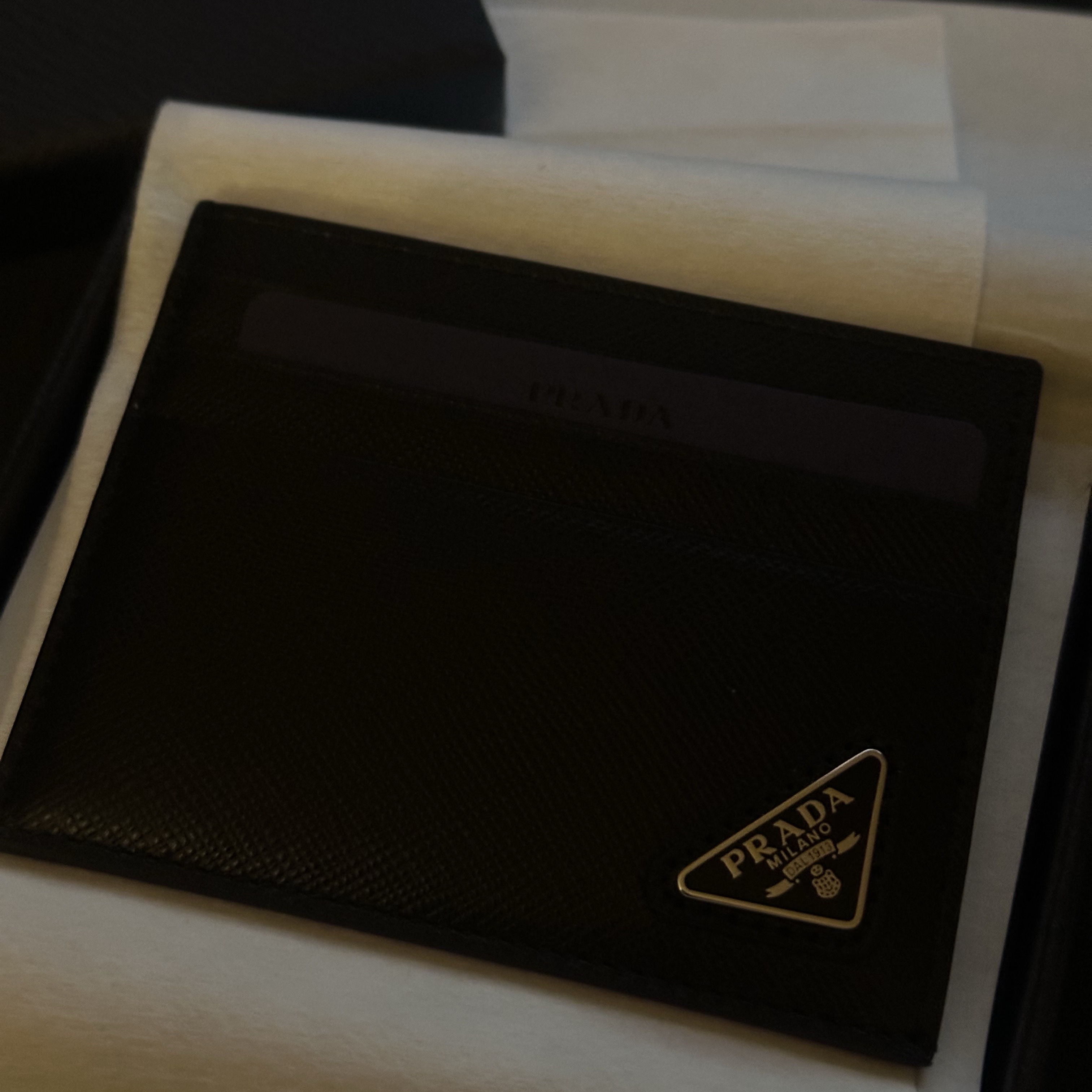 Prada Saffiano Leather Card Holder Black 착용 스타일