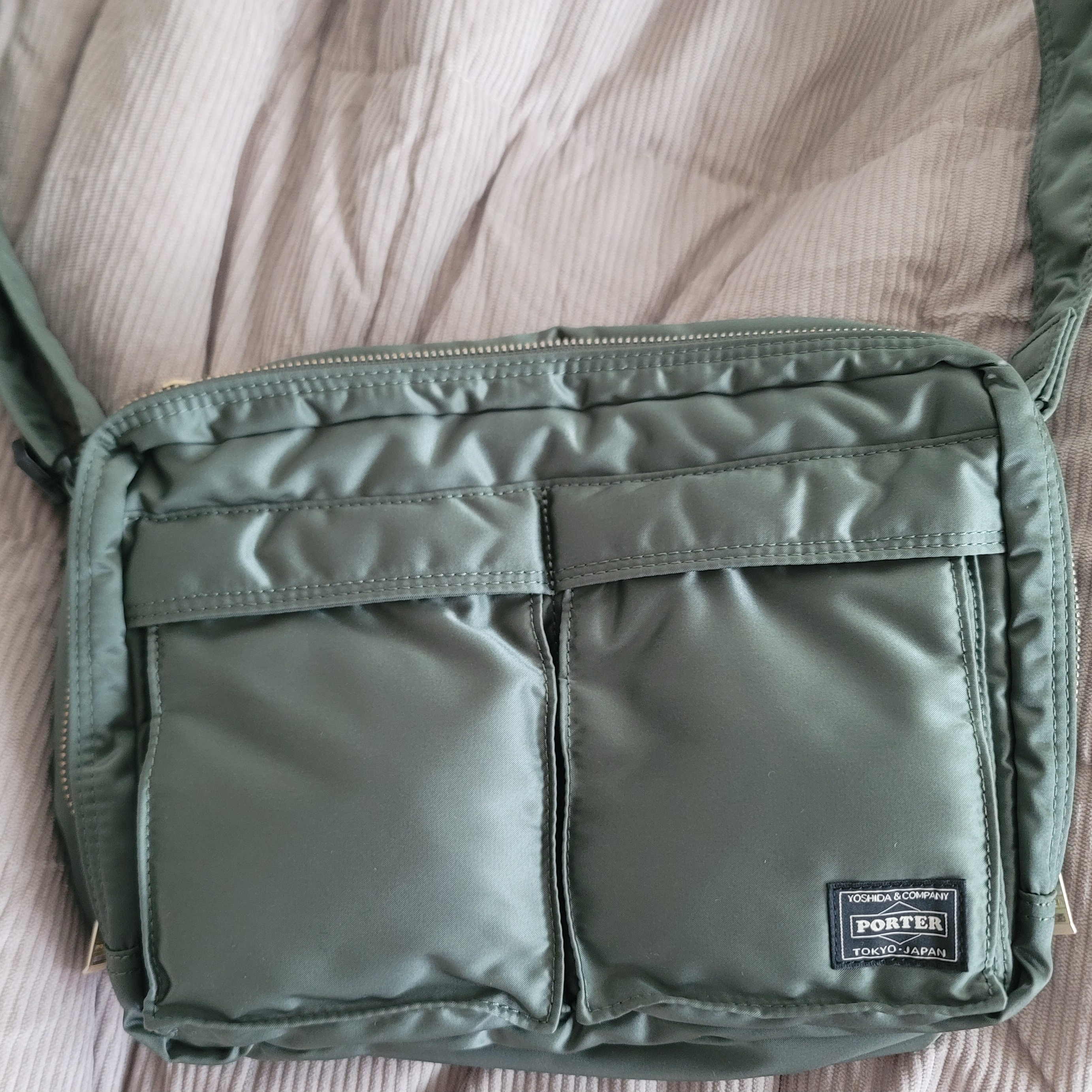 Porter All New Tanker Sling Bag Zip L Sage Green 착용 스타일 - 1