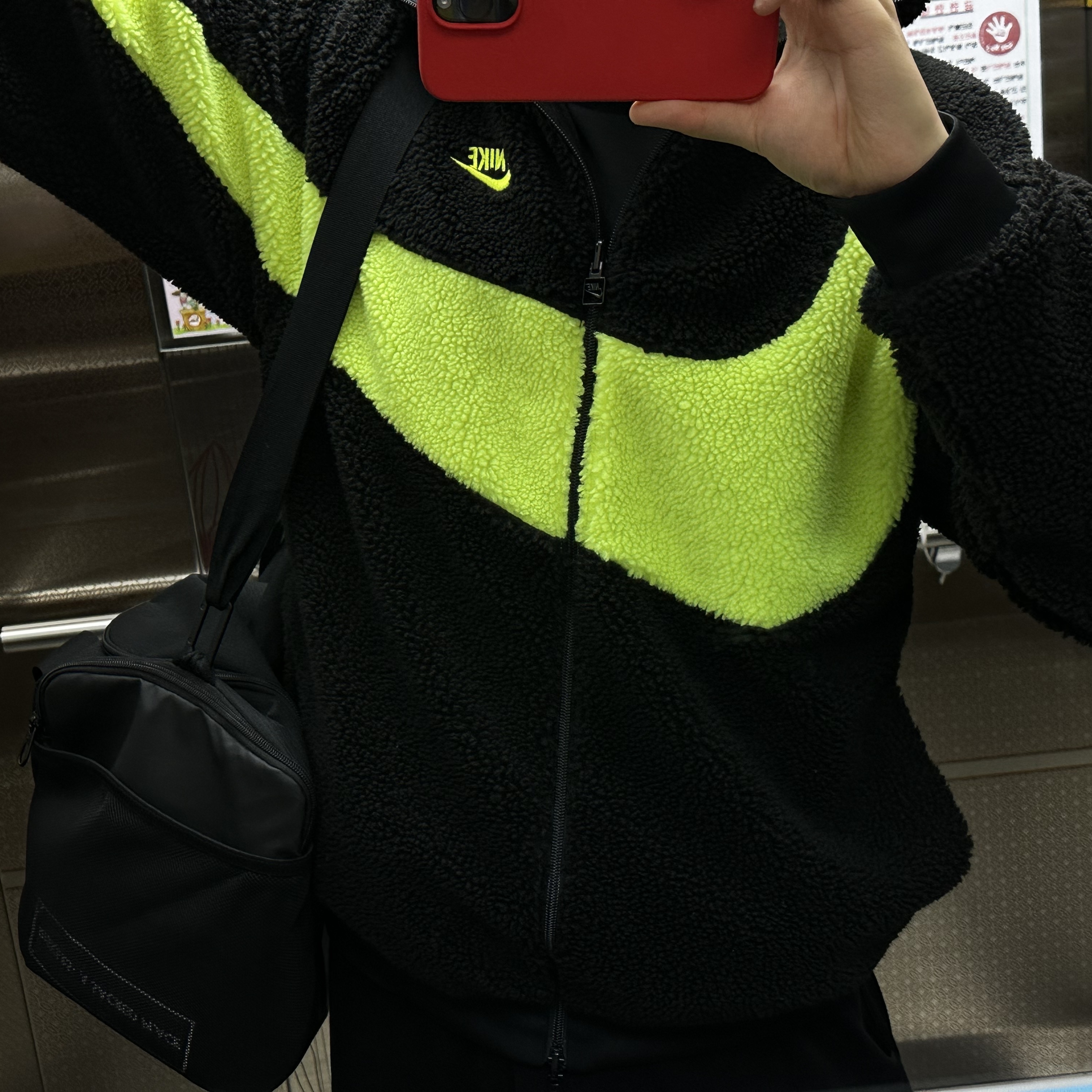 Nike Big Swoosh Full Zip Jacket Black Volt 착용 스타일