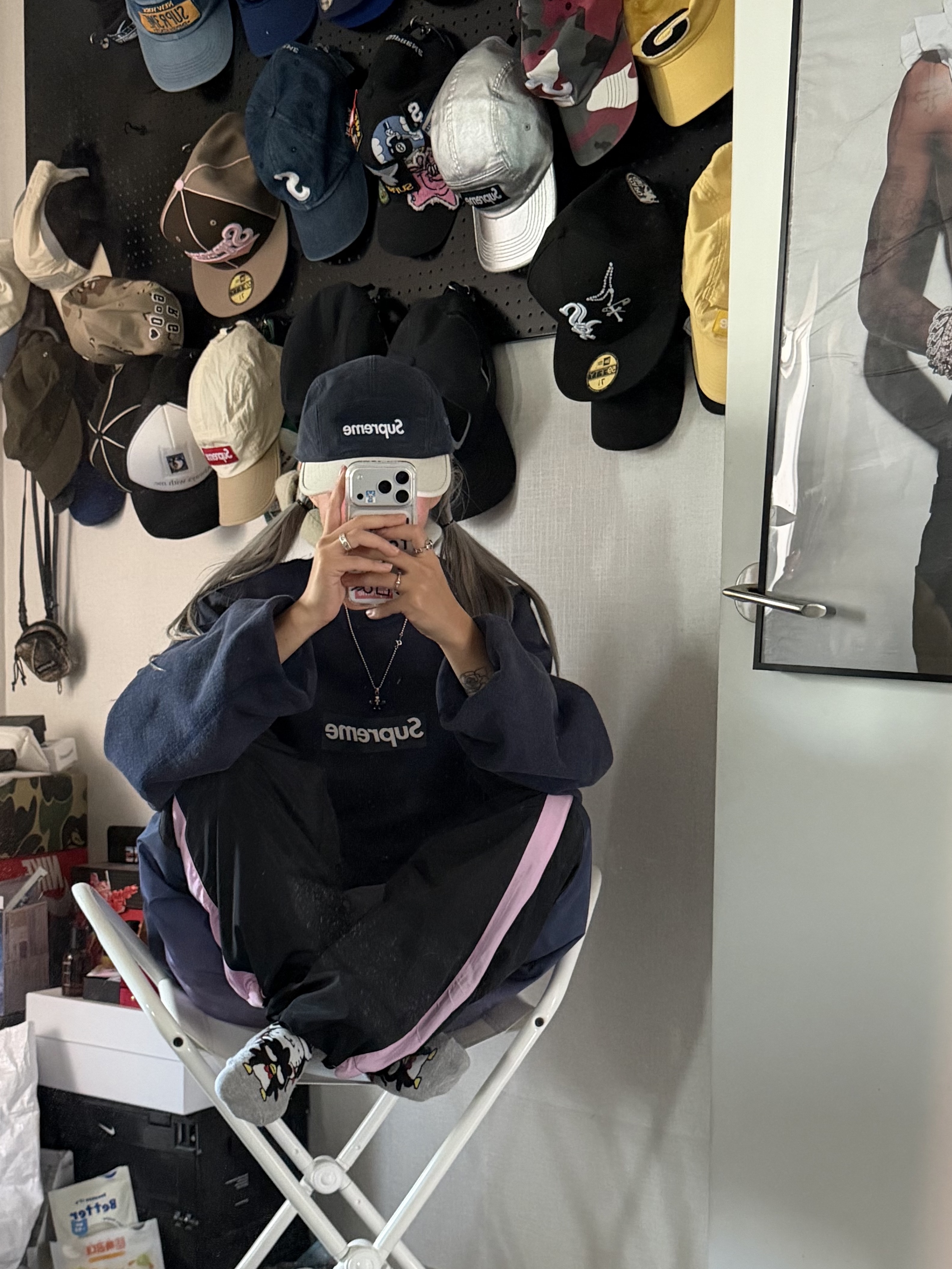 Supreme x Umbro Gradient Track Pant Pink - 25FW, Supreme Washed Box Logo Crewneck Navy - 25SS 착용 스타일 - 1