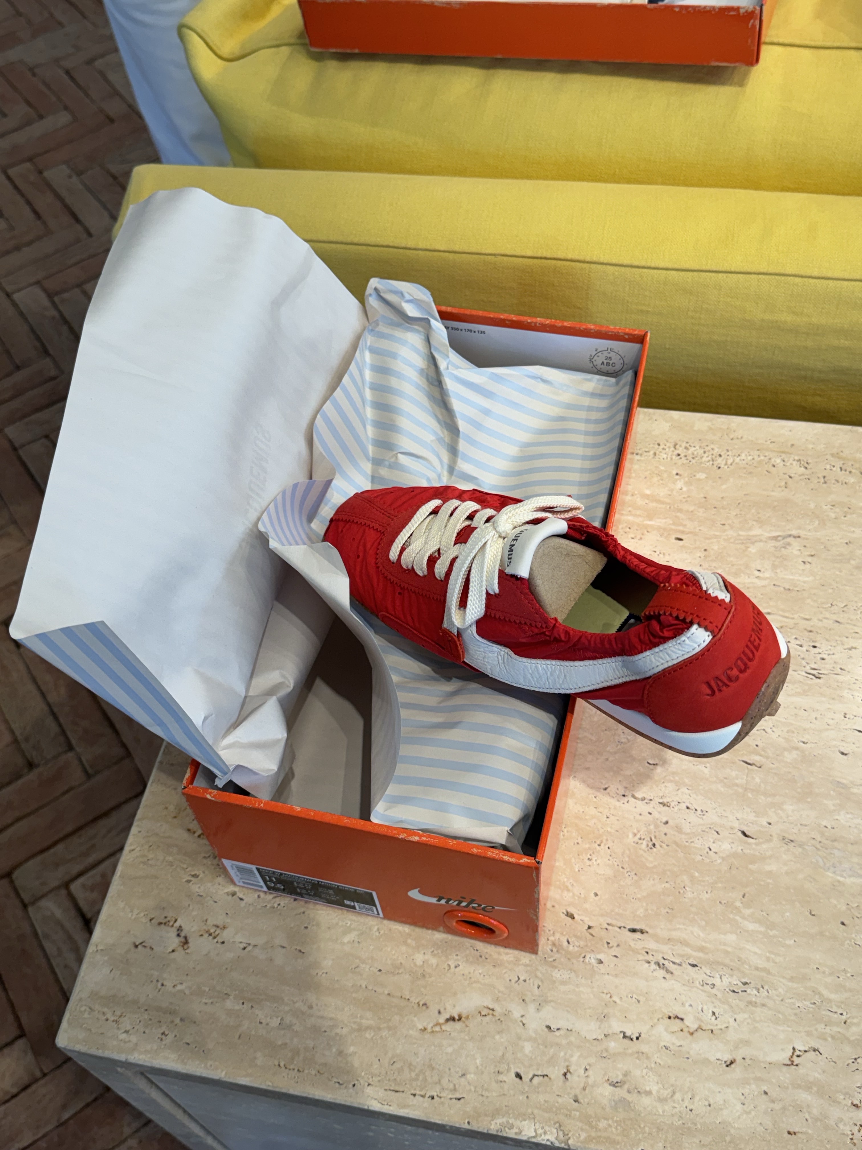 Nike x Jacquemus Moon Shoe SP Off Noir Cashmere, Nike x Jacquemus Moon Shoe SP University Red and Bicycle Yellow 착용 스타일 - 2