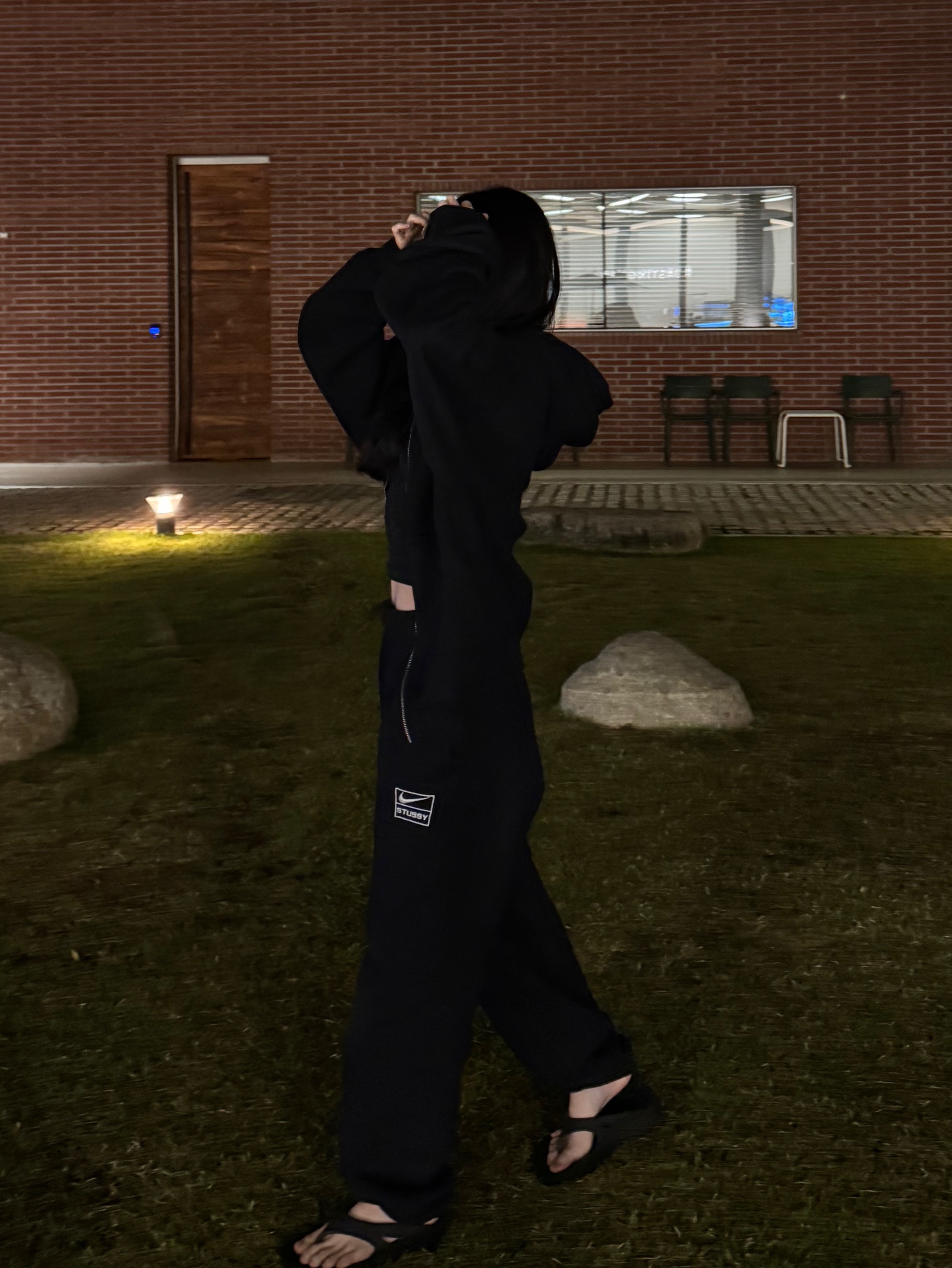 Nike x Stussy Full Zip Washed Fleece Hoodie Black (FJ9175-010), Nike x Stussy Washed Fleece Pants Black (FN5235-010) 착용 스타일