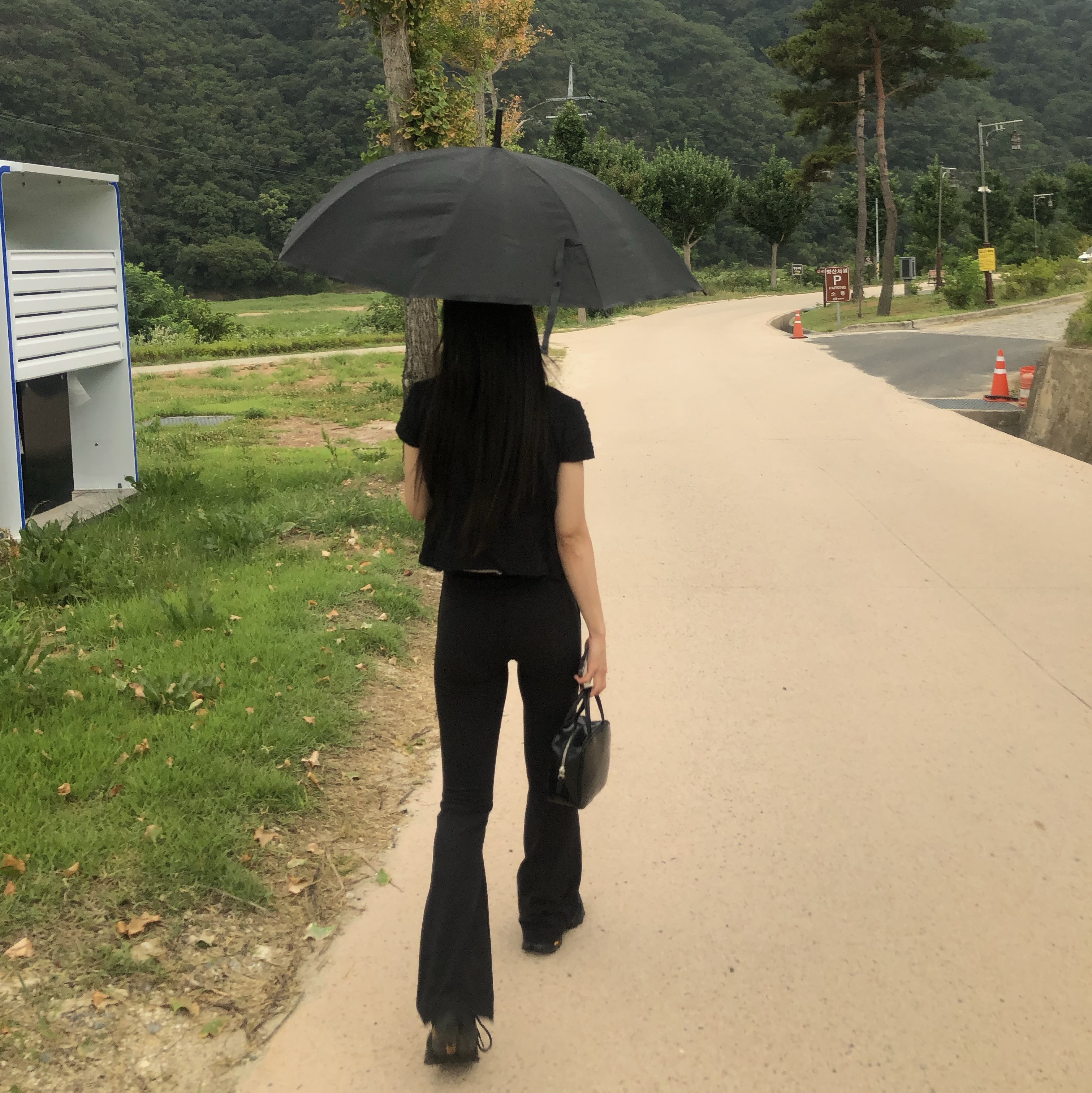 Roa Hiking Katharina Black, Comme des Garcons Square No.1 Aoyama Bag Black 착용 스타일 - 3