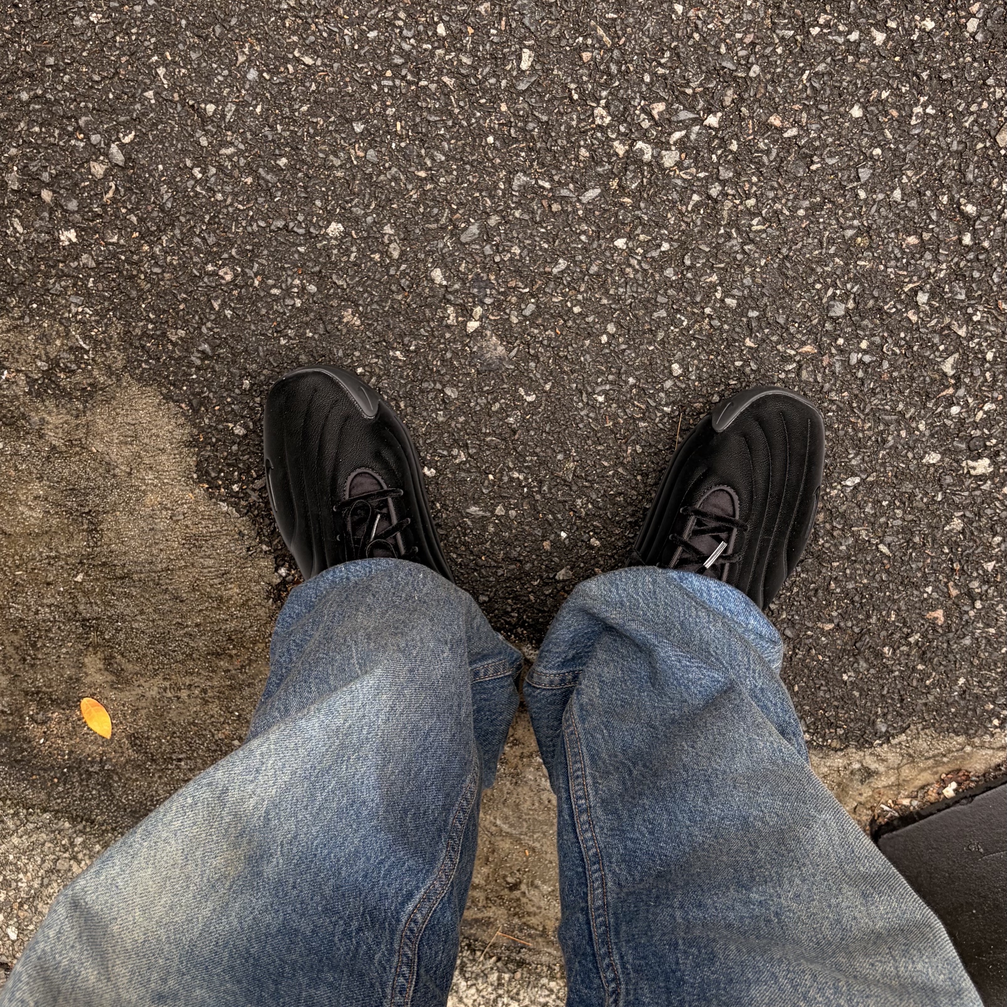 (W) Nike Astra Ultra Triple Black 착용 스타일