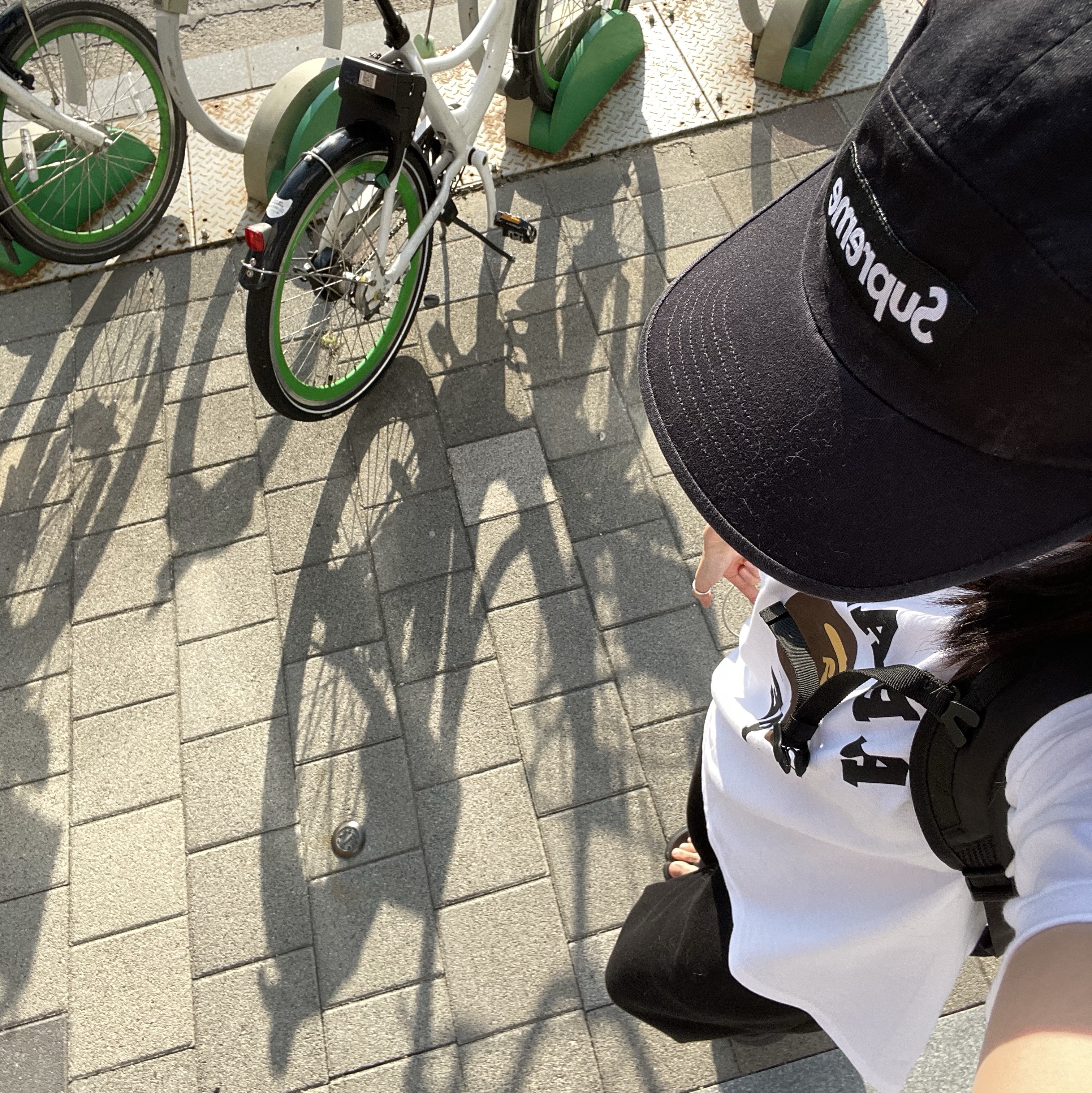 Supreme Washed Chino Twill Camp Cap Black, BAPE College T-Shirt White 착용 스타일