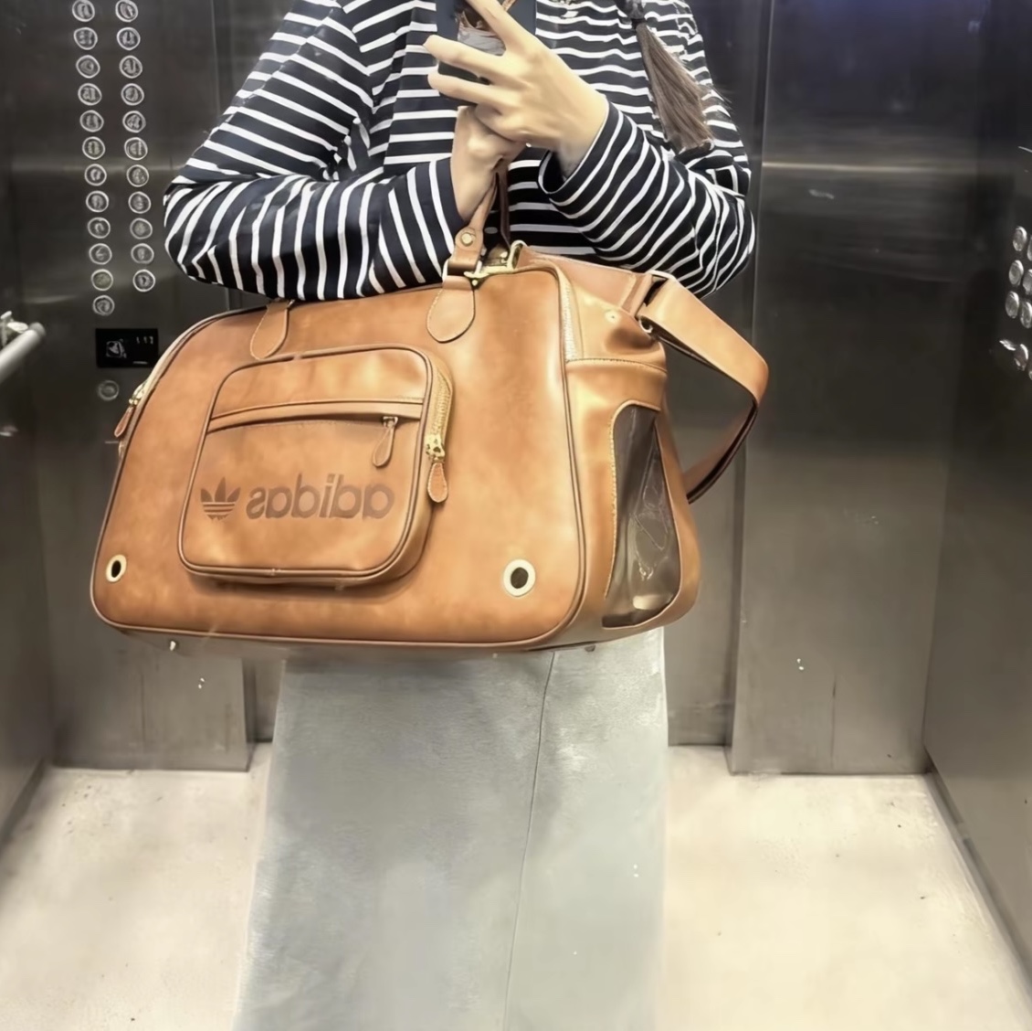 Adidas Pet Carrier Shoulder Bag Brown 착용 스타일 - 2