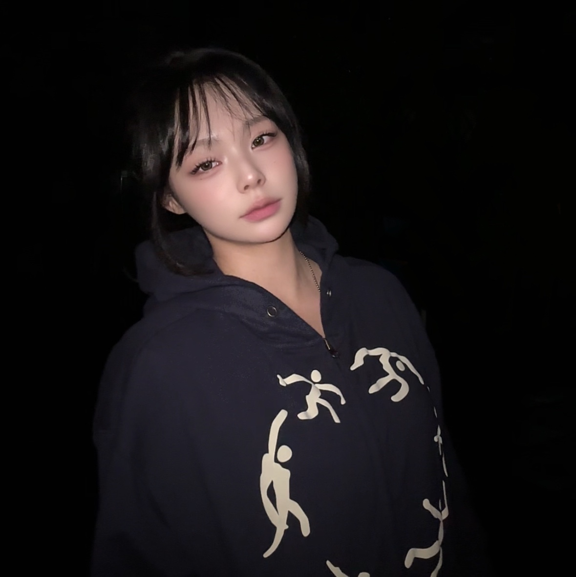 AMOU Dancing Circle Crop Hoodie Zip-Up Navy, AMOU Dancing Circle Crop Hoodie Zip-Up Brown 착용 스타일 - 2