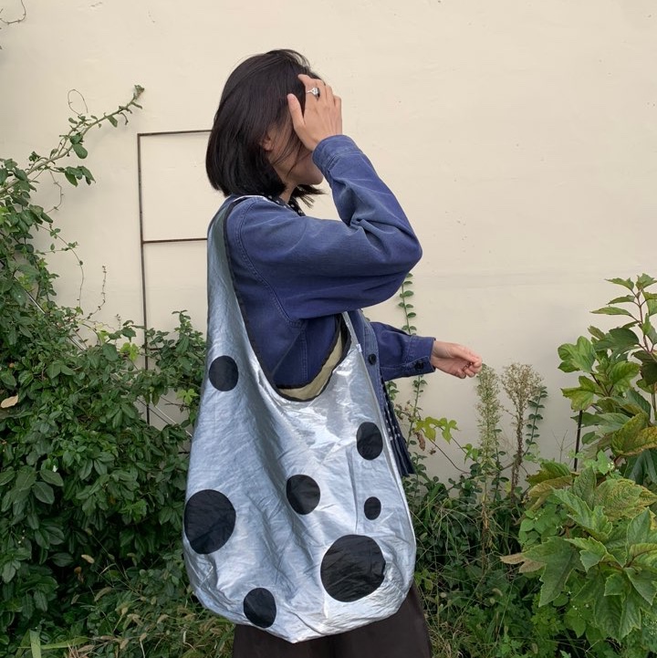 ACOC Dot Bubble Bag Glossy Silver 착용 스타일 - 2