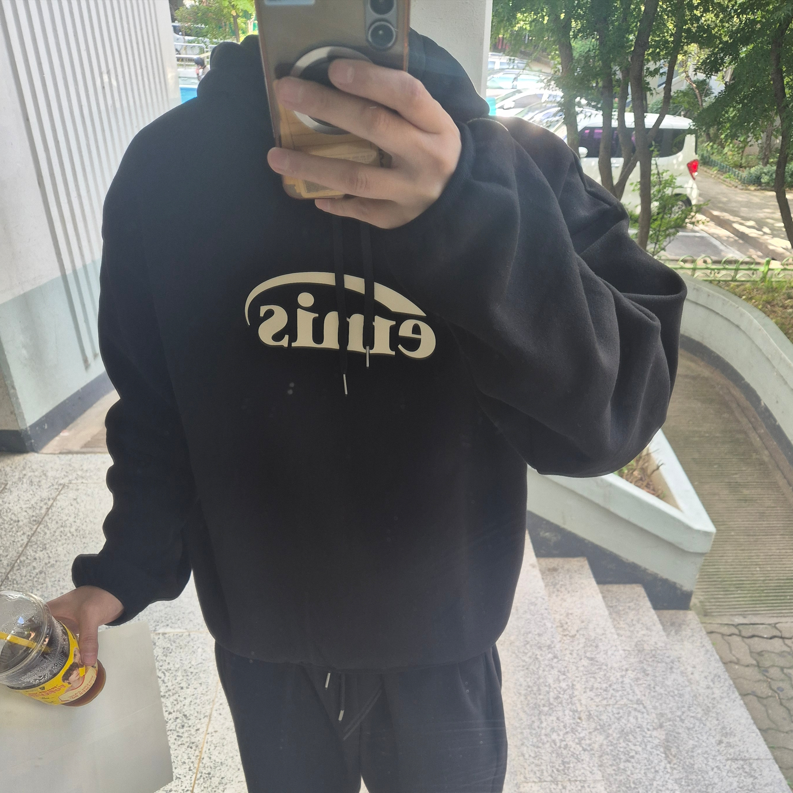 Emis Logo Hoodie Black 착용 스타일