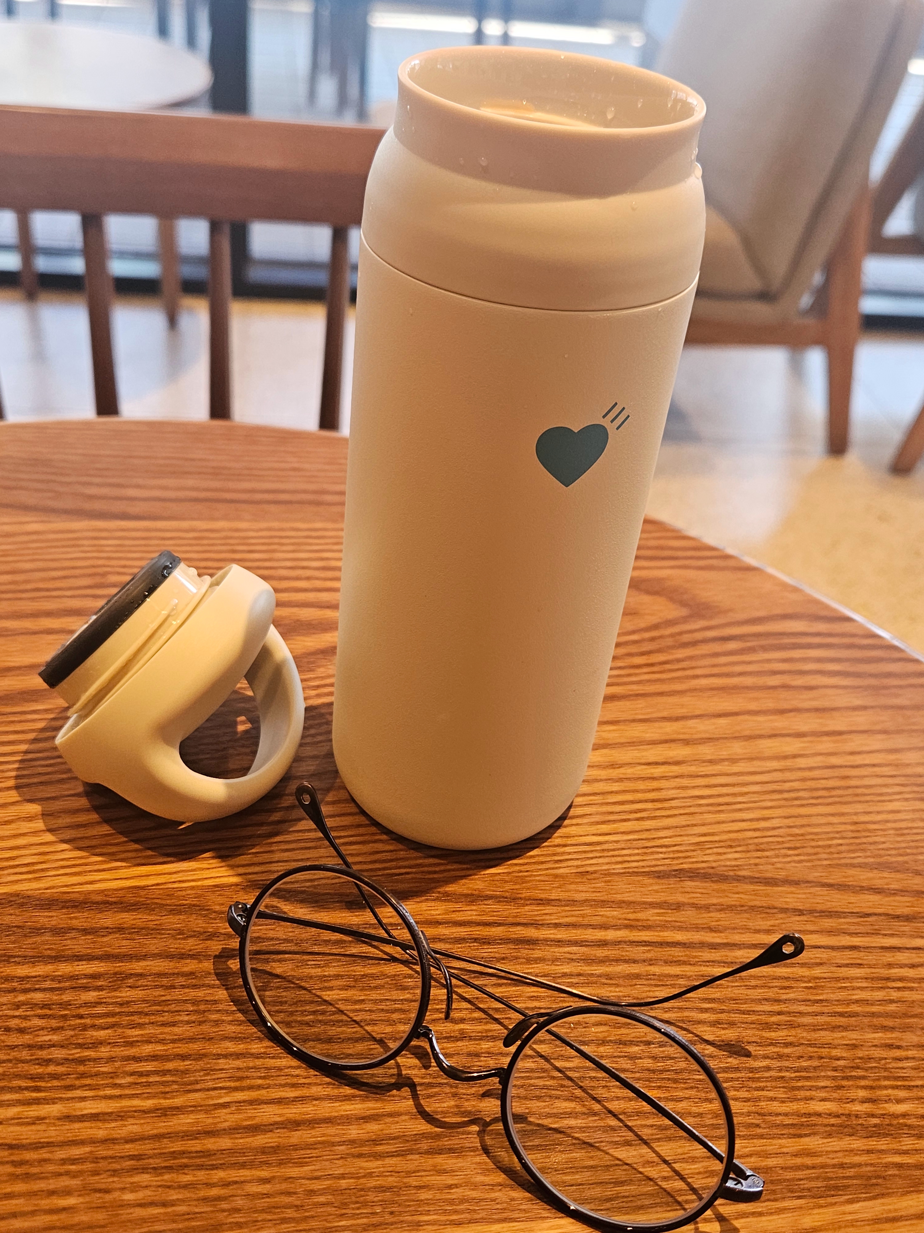 Bearbrick Series 50 Sealed Case 100% (24 Blind Boxes), Human Made x Blue Bottle Coffee Day Off Tumbler White 착용 스타일 - 9