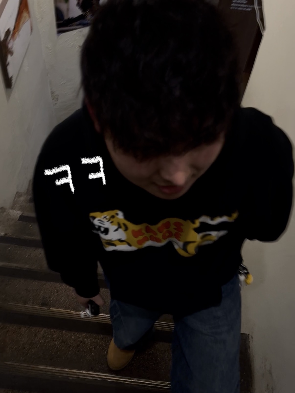 Human Made x Kaws Hoodie #2 Black, Human Made Heart Rubber Key Chain Yellow 착용 스타일 - 1