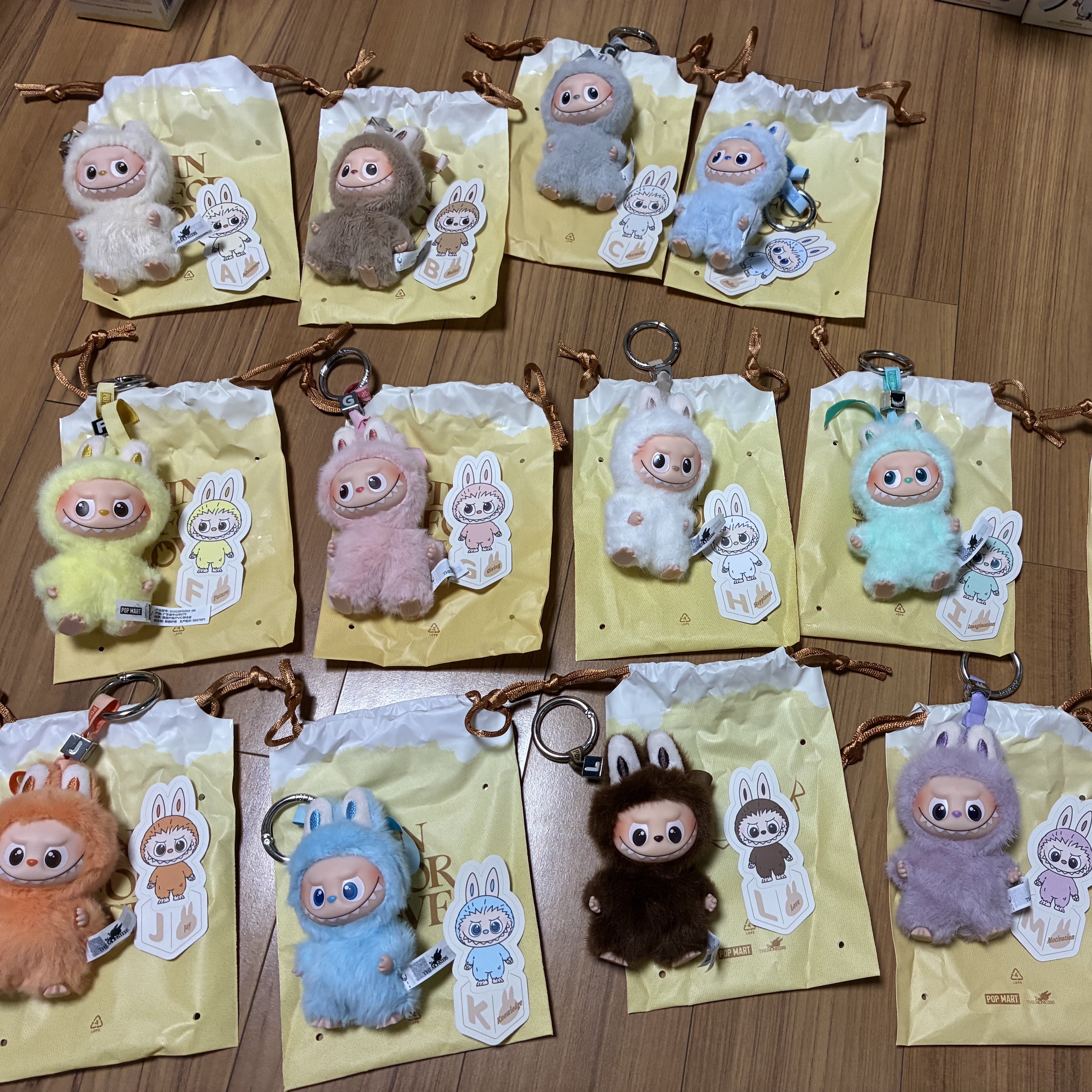 Pop Mart Labubu The Monsters Pin For Love Series Vinyl Plush Pendant Sealed Case (A-M) (14 Blind Boxes) 착용 스타일