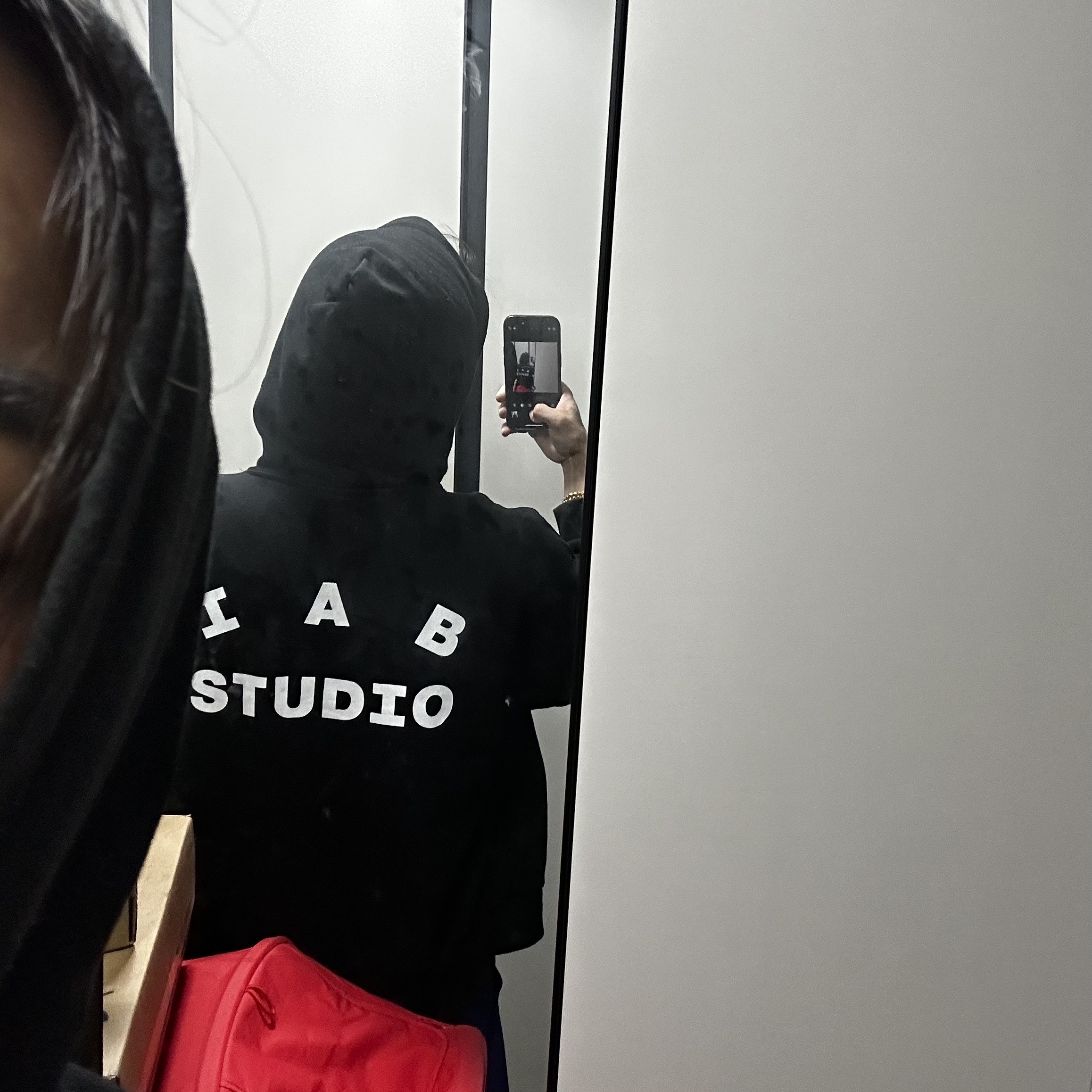 IAB Studio Hoodie Black 착용 스타일 - 2