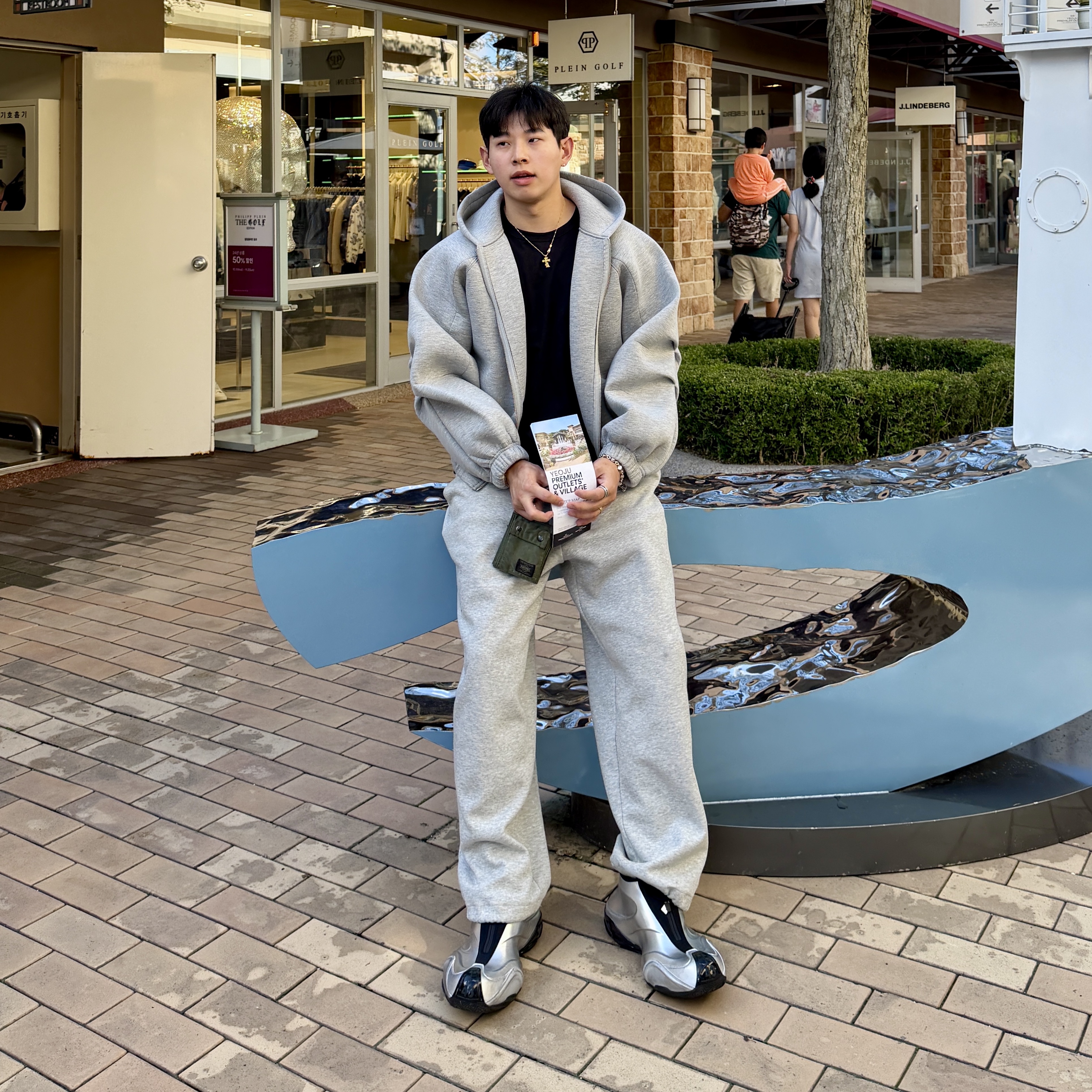 Balenciaga Basketball Sneakers Silver Black 착용 스타일 - 7