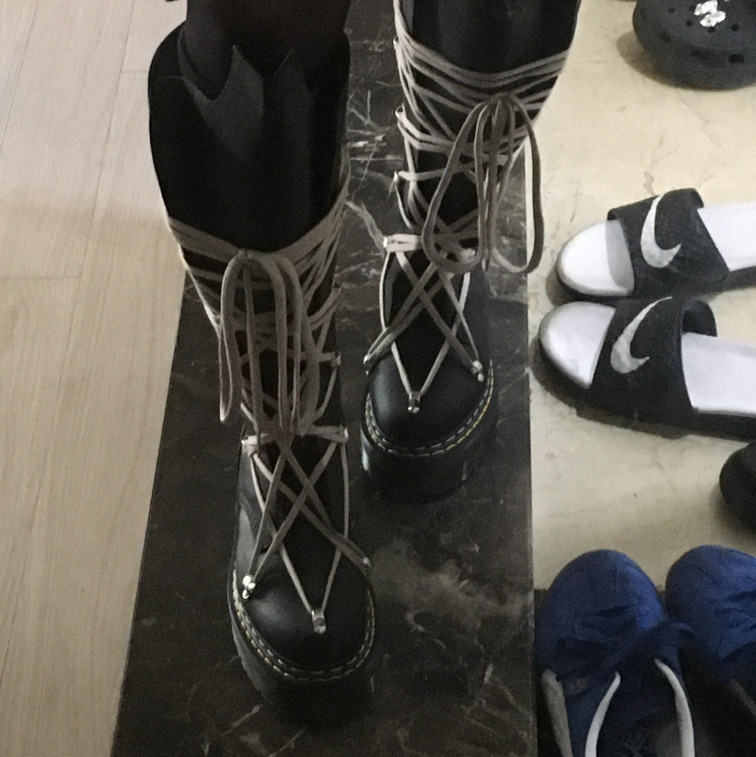Dr. Martens x Rick Owens 1B60 Quad Sole Pentalace Boots Black 착용 스타일 - 5