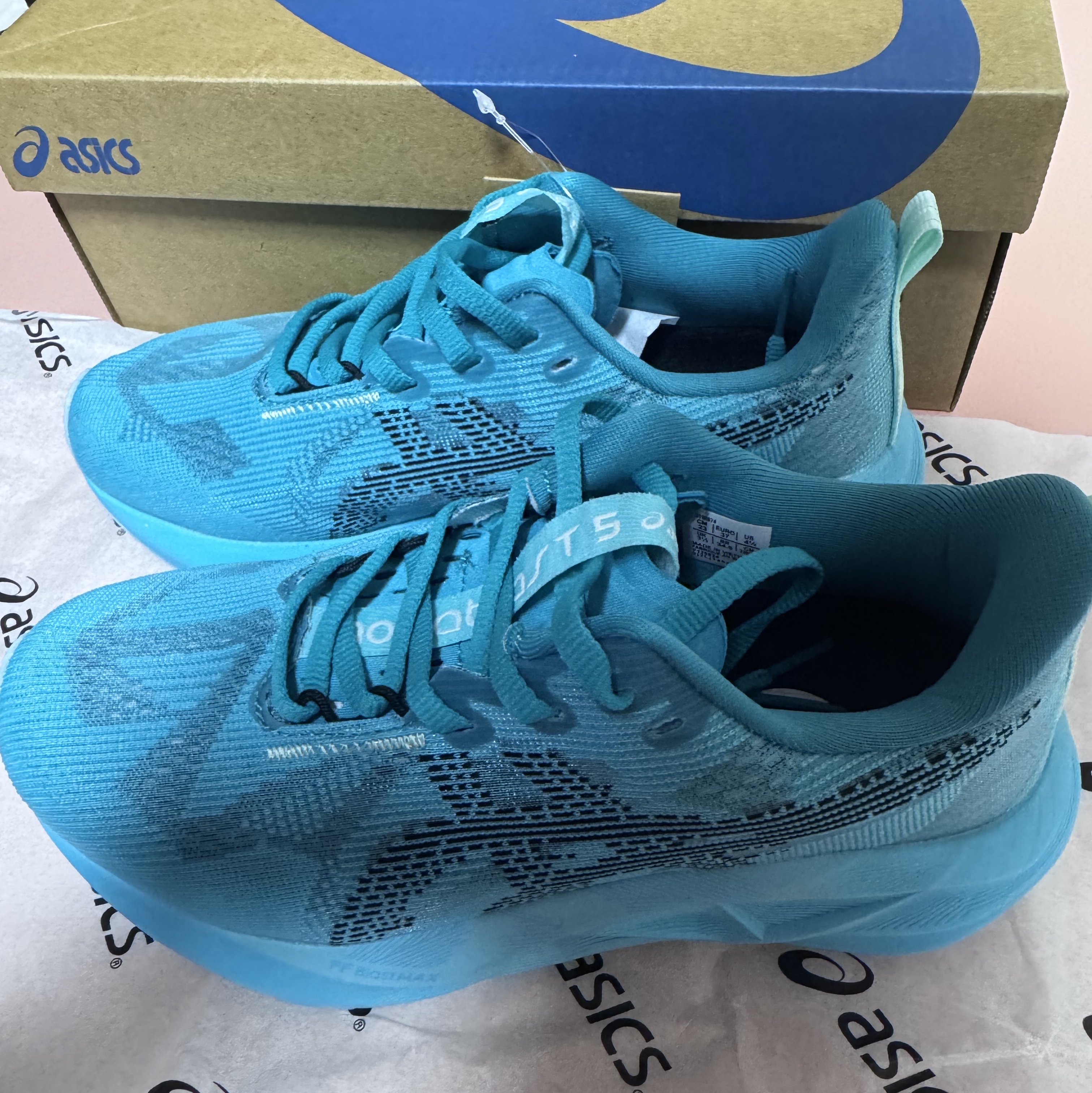 Asics Novablast 5 Wave Teal Black 착용 스타일 - 3
