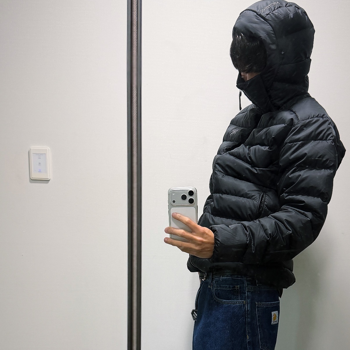 Arc'teryx Thorium Hoody Black, Carhartt WIP Landon Pant Blue Stone Washed 착용 스타일