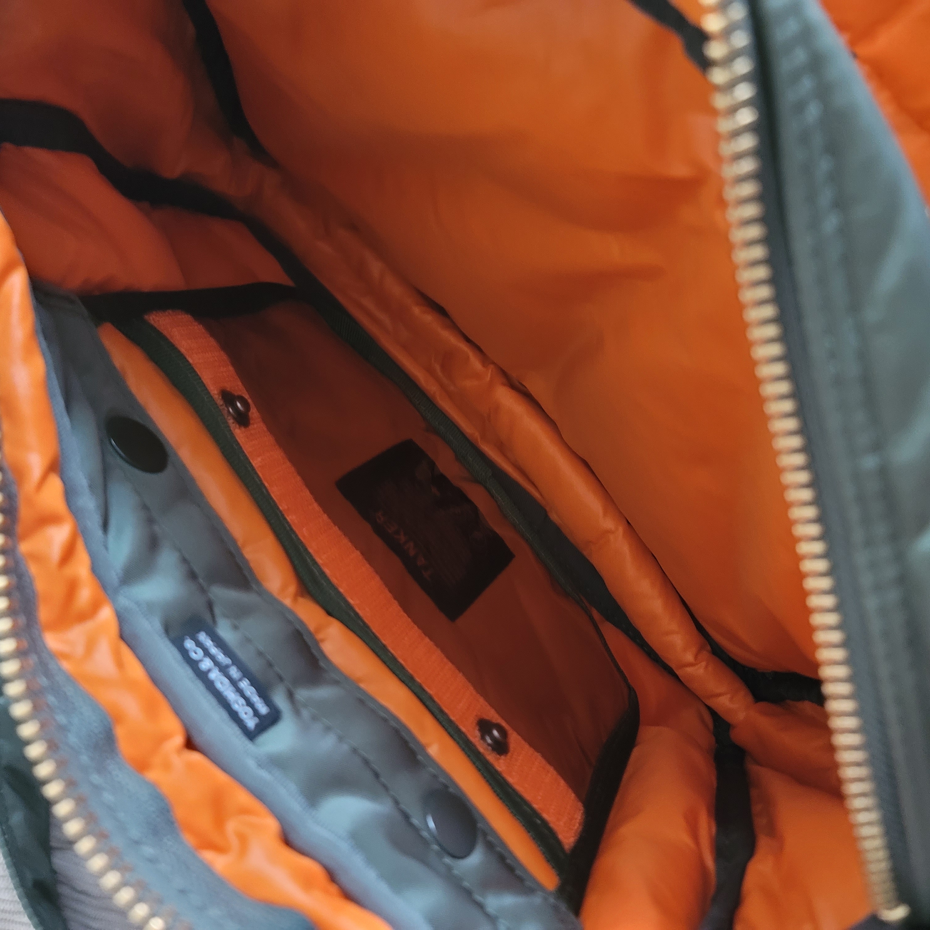 Porter All New Tanker Sling Bag Zip L Sage Green 착용 스타일 - 3