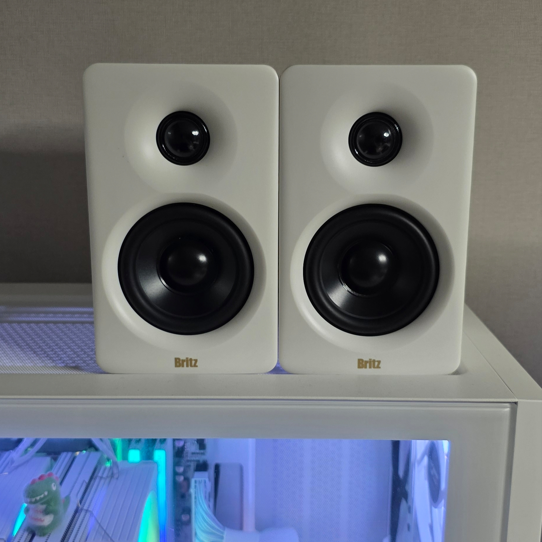 Britz BR-Monitor6 Bluetooth Studio Monitor Speaker White 착용 스타일