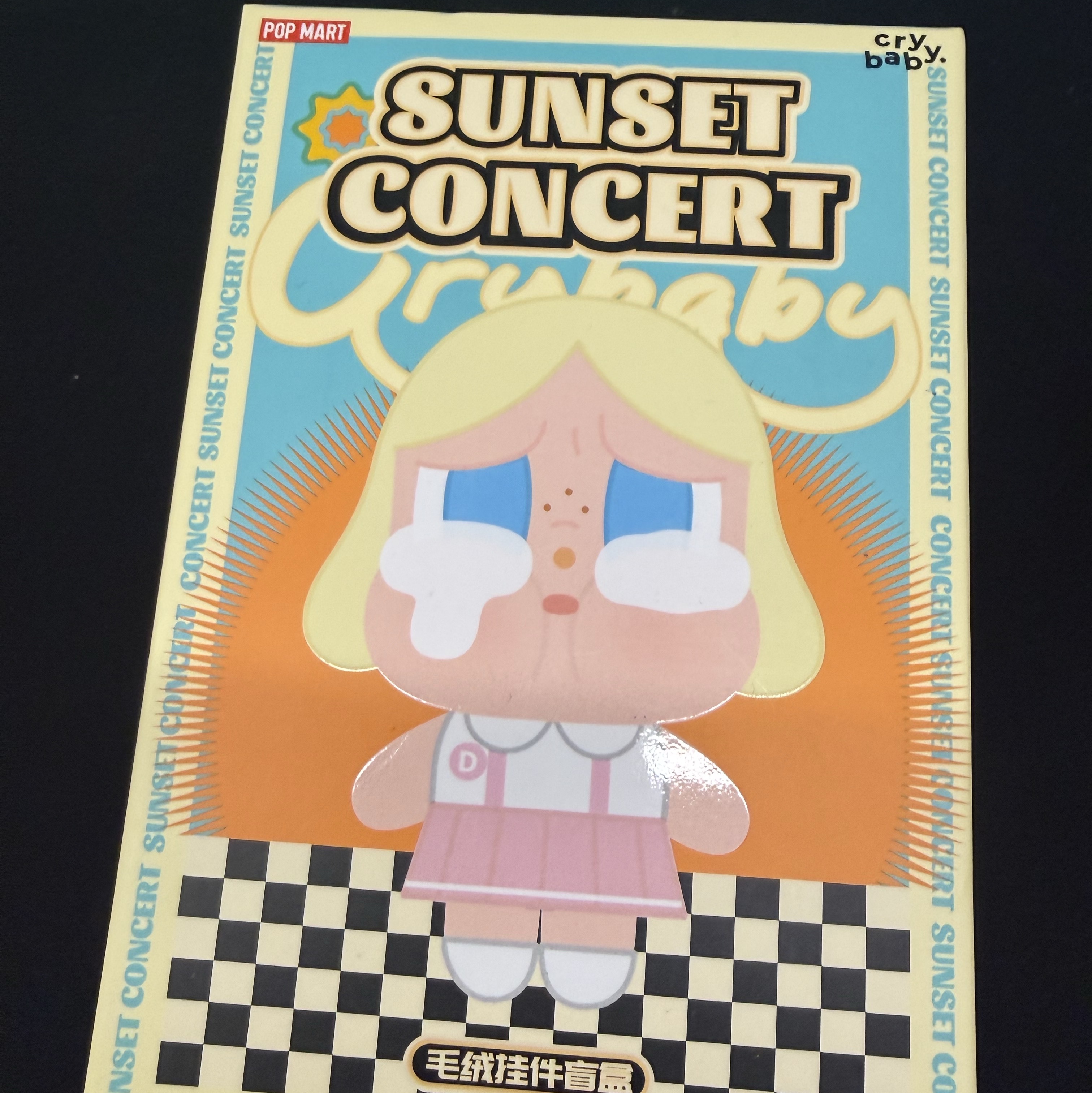 Pop Mart Crybaby Sunset Concert Series Keyring Sealed Case (1 Blind Box) 착용 스타일