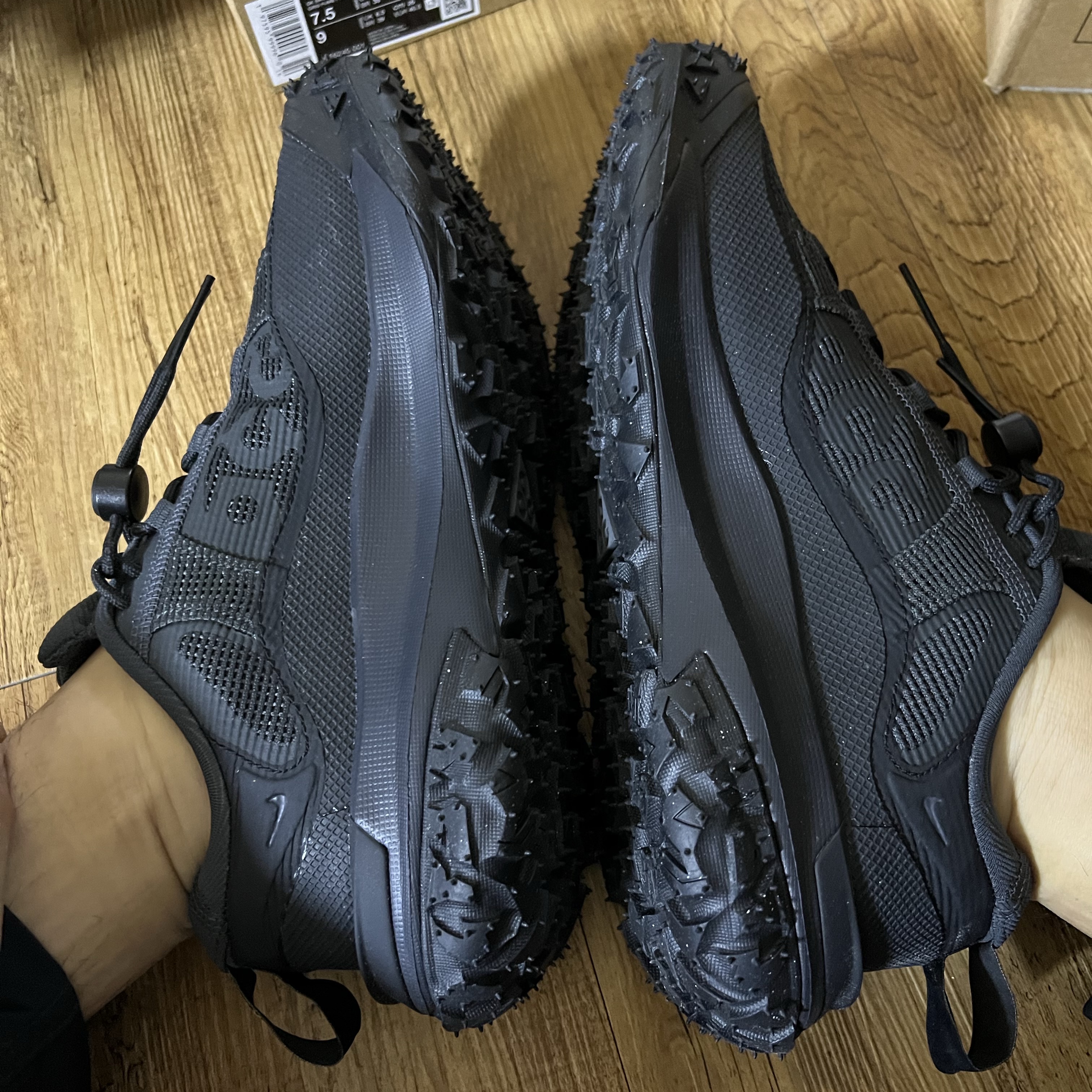 Nike ACG Mountain Fly 2 Low Gore-Tex Black and Dark Smoke Grey 착용 스타일 - 2