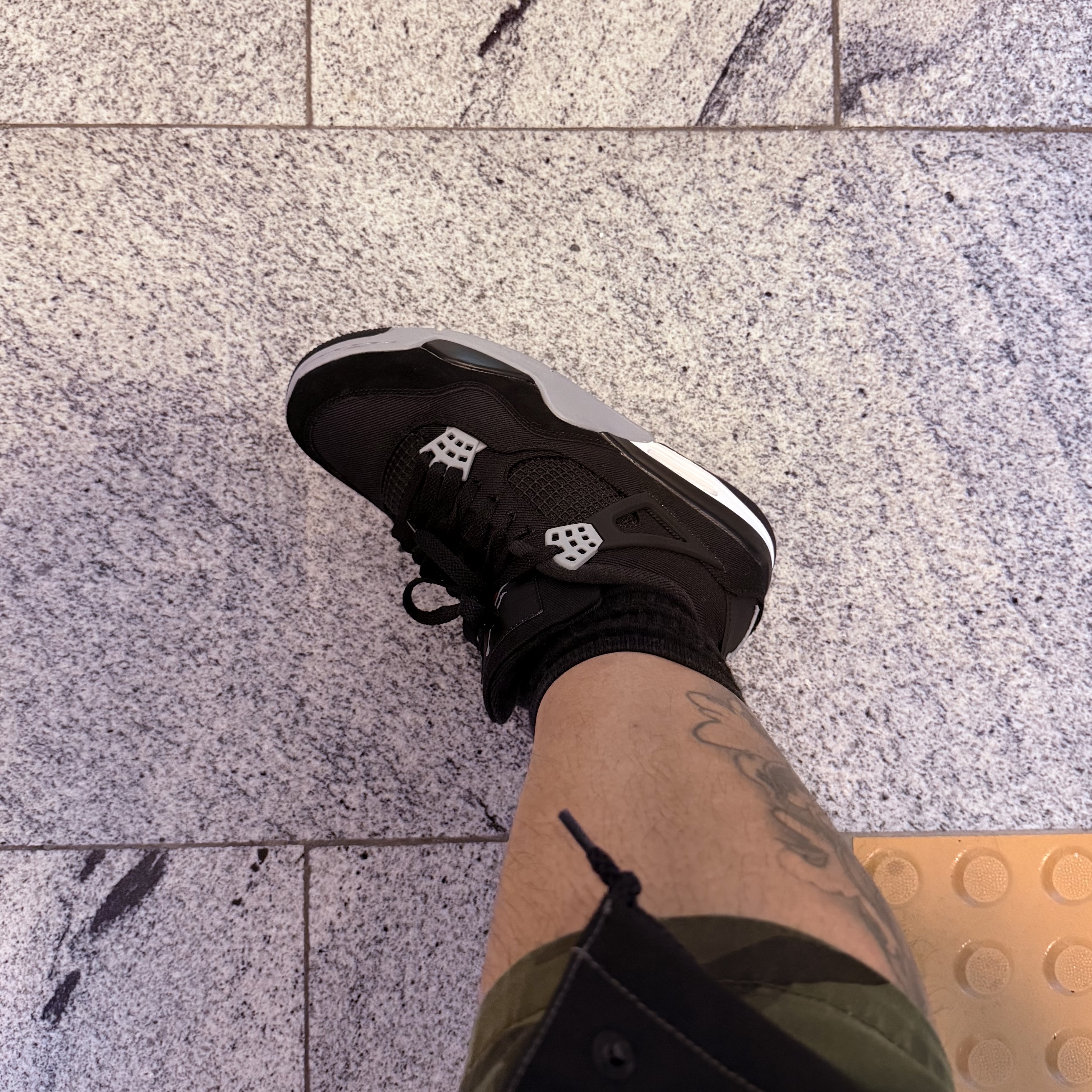 Jordan 4 Retro SE Black and Light Steel 착용 스타일