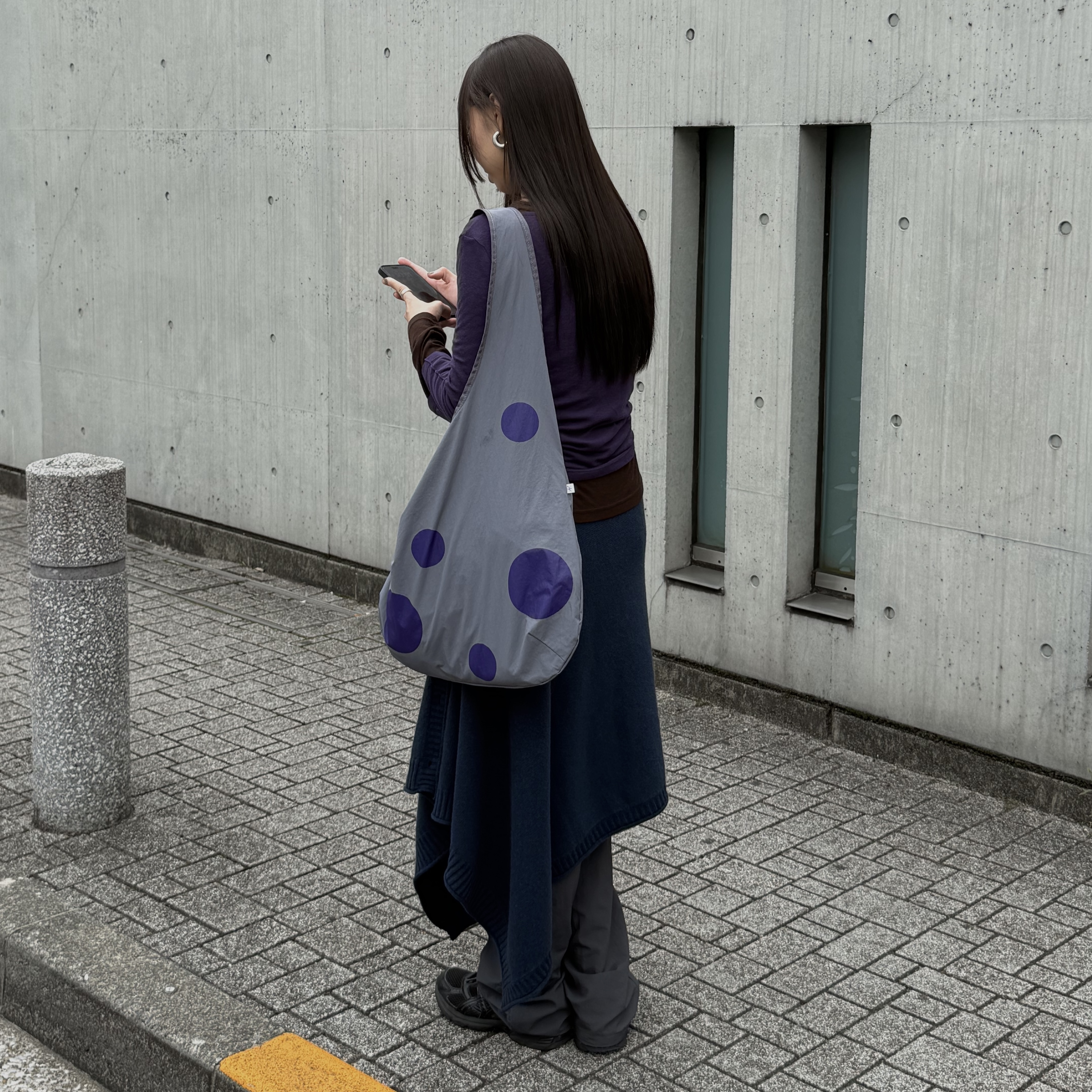 ACOC Dot Bubble Bag Charcoal 착용 스타일