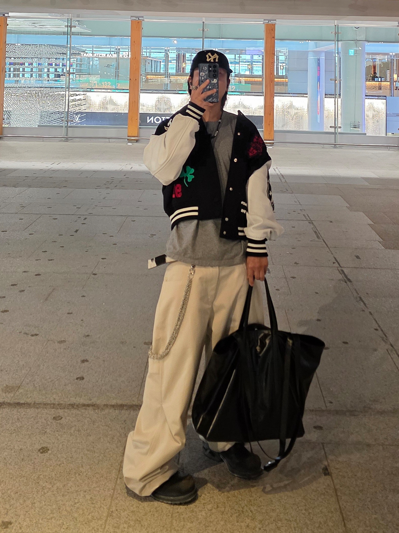 STU X HANK Varsity Jacket Black, New Era x Fear of God 59FIFTY Chicago White Sox Fitted Cap Black 착용 스타일 - 4