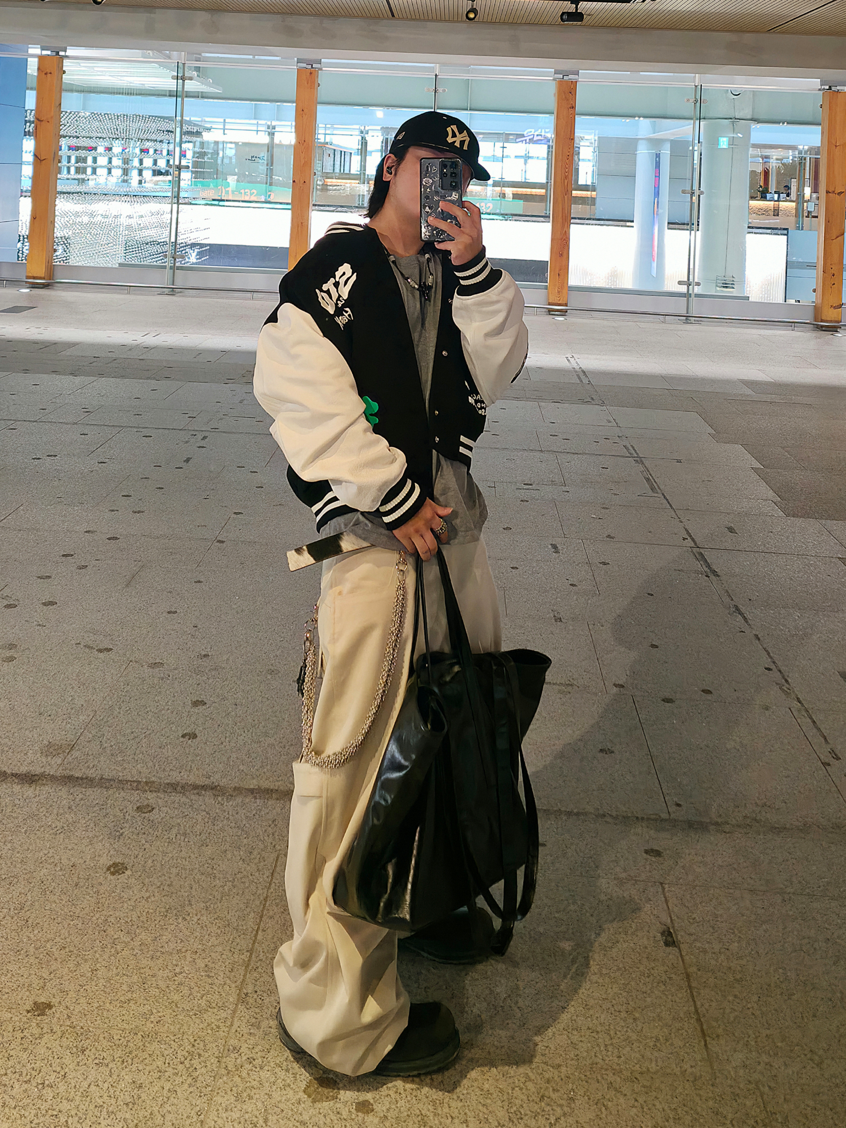 STU X HANK Varsity Jacket Black, New Era x Fear of God 59FIFTY Chicago White Sox Fitted Cap Black 착용 스타일 - 2