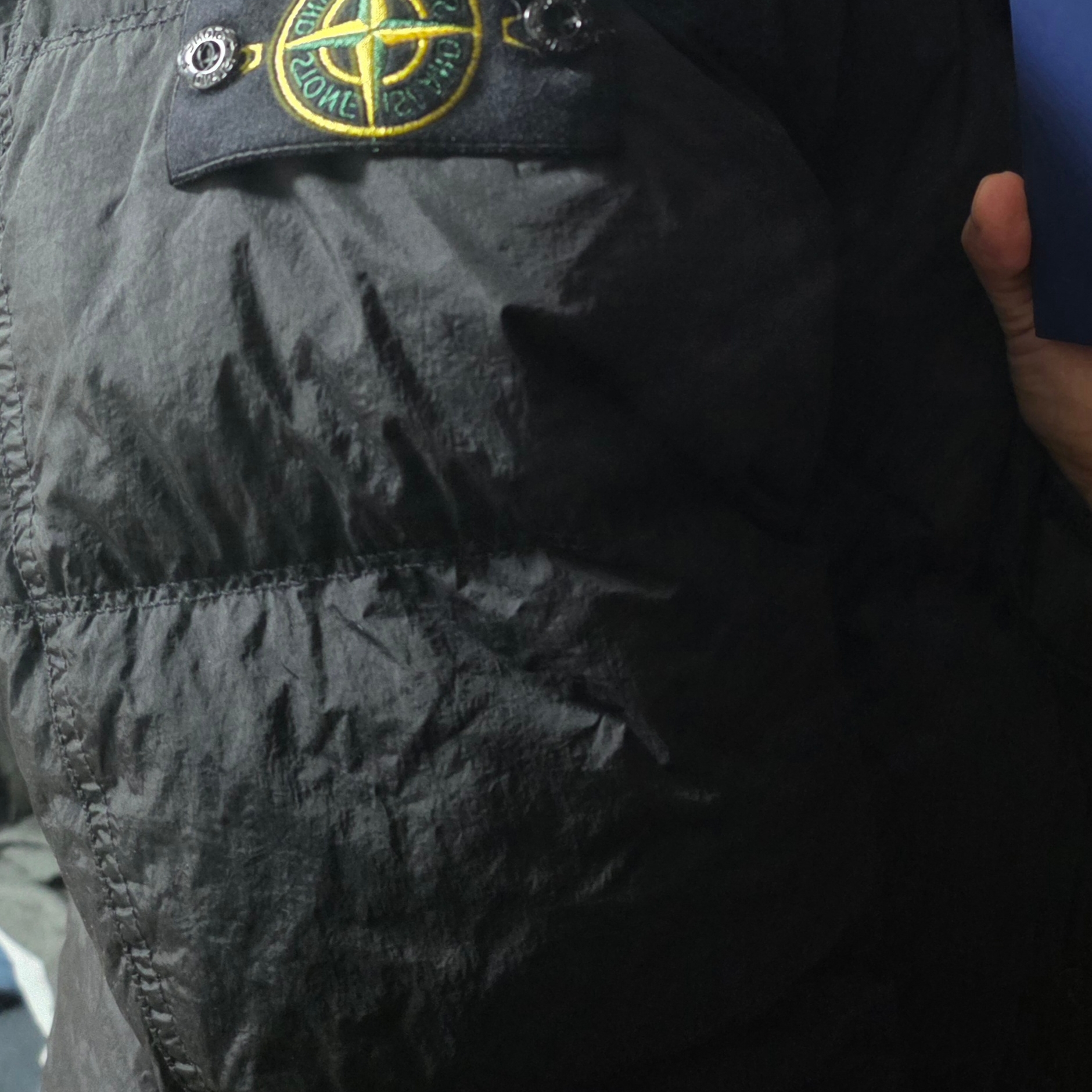 Stone Island 4100010 Crinkle Reps NY Recycled Nylon Down Jacket with Wind Resistant Black - 25FW 착용 스타일